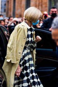 Anna Wintour, beige coat, belted dress, bicolor dress, black and white, coat, diamond print, dress, long coat, print, printed dress, suede coat, fashion week, frenchystyle, FW, jonathan paciullo, street style, SPRING SUMMER 2022, SS 22, MFW, MILAN, vertical, atmosphere details
