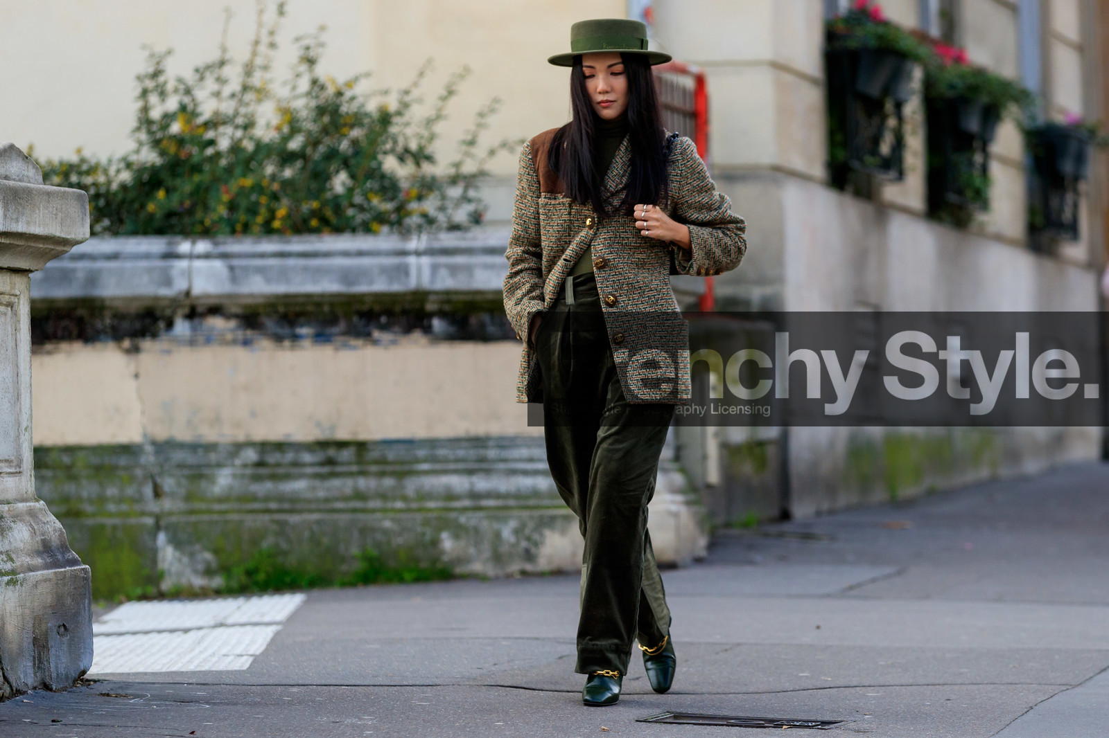yoyo cao, kaki hat, kaki jacket, kaki pants, kaki pullover, kaki total look, green leather bag, green leather boots, checked jacket, chanel jacket, velvet pants, corduroy pants, carrot pants, high waist pants, turtleneck pullover, loose pants, animal skin bag, animal skin boots, golden chain strap bag, golden buckle shoes, fashion week, frenchystyle, FW, jonathan paciullo, street style, PFW, PARIS, horizontal, atmosphere details, full length