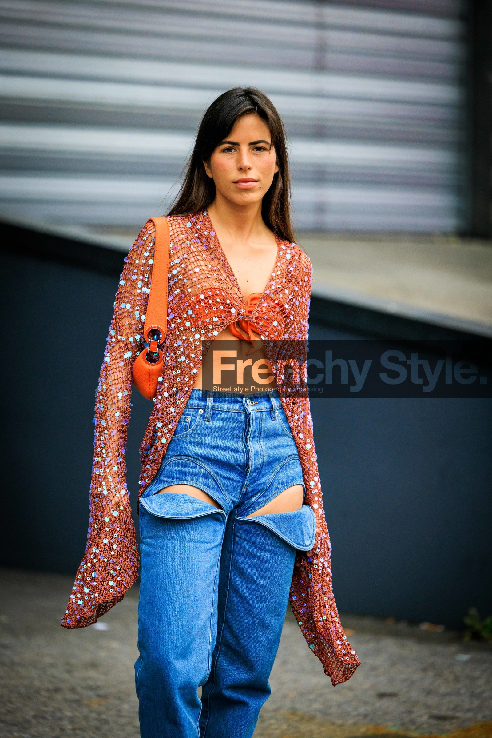 fishnet top, orange top, orange bra, sparkling top, orange handbag, cutout jeans, coperni, nina urgell cloquell, street style, jonathan paciullo, FW, frenchystyle, fashion week, AUTUMN WINTER 2022-2023, FALL WINTER 2022_2023, FW 22-23, PFW, PARIS, vertical, detail