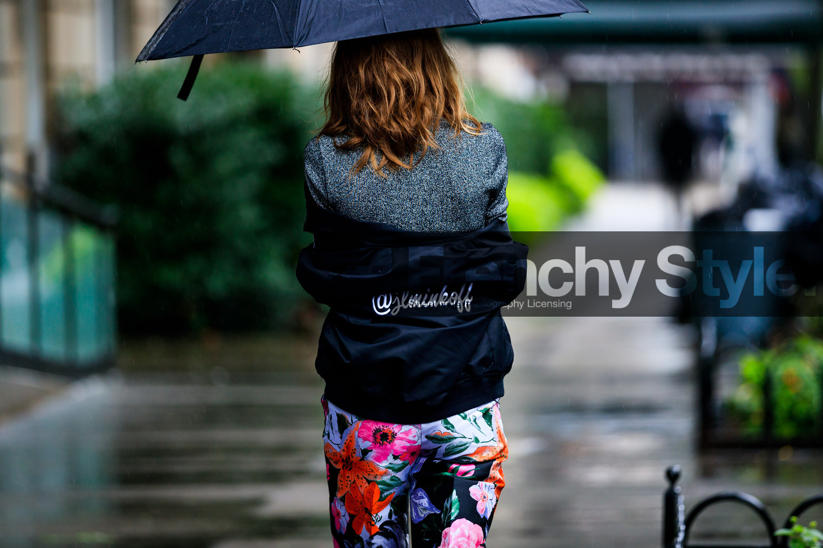 black jacket, floral, flowers, graphic pants, grey sweater, jessica minkoff, multicolor pants, off the shoulder, printed pants, trousers, umbrella, street style, jonathan paciullo, FW, frenchystyle, fashion week, NYFW, NEW YORK, SPRING SUMMER 2019, SS 19, atmosphere details, horizontal, detail