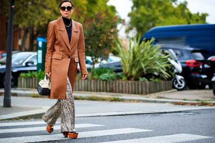 julia comil, brown leather jacket, brown leather coat, black sunglasses, chanel sunglasses, long jacket, flare pants, sequins pants, embroidered jeans, floral embroidered pants, golden pants, wedge shoes, camel leather sandals, high heels sandals, bicolor bag, white leather bag, black leather bag, fashion week, frenchystyle, FW, jonathan paciullo, street style, PFW, PARIS, SPRING SUMMER 2021, SS 21, horizontal, atmosphere details, full length
