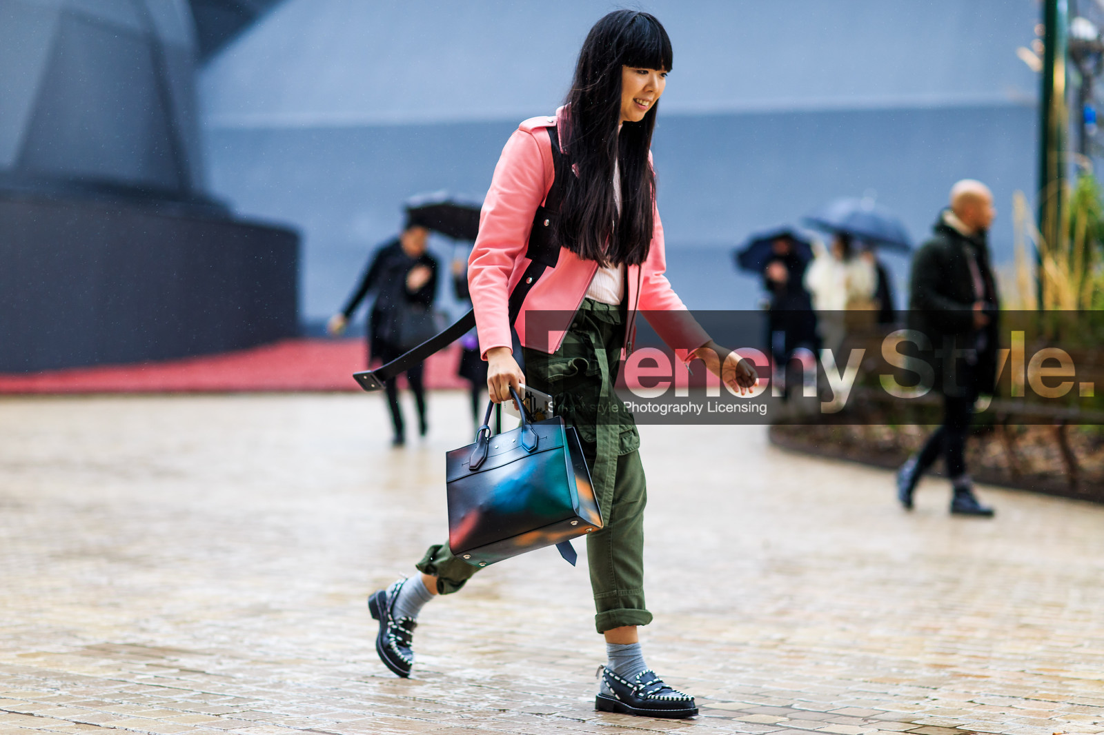 atmosphere details, AUTUMN WINTER 2016-2017, AW 16-17, black bag, black loafers, FALL WINTER 2016-2017, fashion week, frenchystyle, full length, FW, FW 16-17, green pants, horizontal, jonathan paciullo, kaki pants, leather bag, leather jacket, leather perfecto, leather shoes, paint, PARIS, PFW, pink jacket, stains, street style, susie lau, umbrella