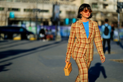 blazer, blue sweater, checked, graphic jacket, graphic pants, leather bag, maria bernad, plaid, printed jacket, printed pants, sunglasses, trousers, yellow bag, yellow jacket, yellow pants, yellow suit, PARIS, PFW, street style, jonathan paciullo, FW, frenchystyle, fashion week, AUTUMN WINTER 2019-2020, AW 19-20, FALL WINTER 2019-2020, FW 19-20, horizontal, atmosphere details, detail
