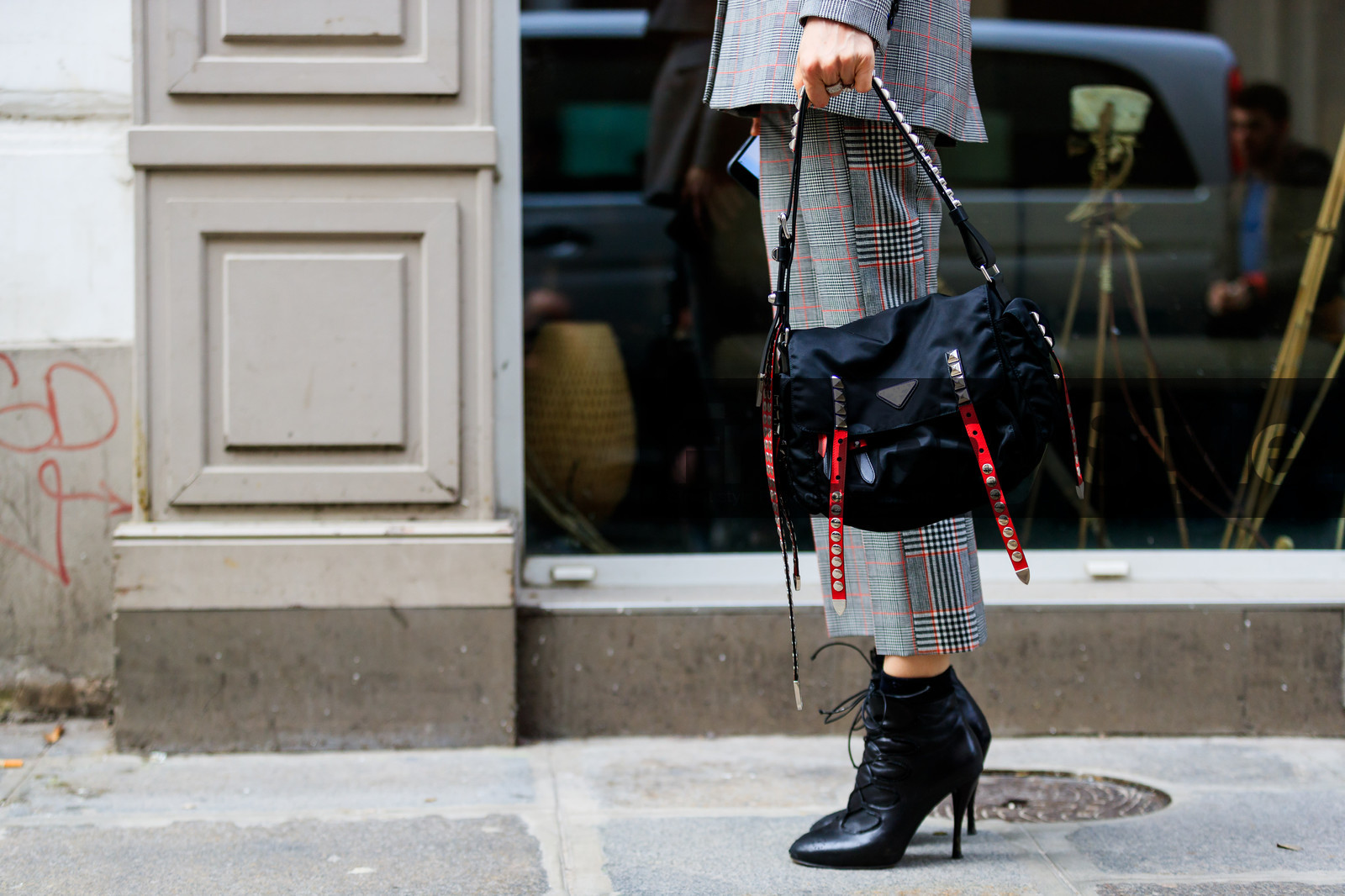 black bag, black shoes, checked, checked suit, graphic jacket, graphic pants, graphic suit, grey jacket, grey pants, grey suit, high heels, leather bag, leather shoes, plaid, prada, printed jacket, printed pants, printed suit, trousers, street style, jonathan paciullo, FW, frenchystyle, fashion week, PFW, PARIS, AUTUMN WINTER 2018-2019, FALL WINTER 2018-2019, FW 18-19, horizontal, atmosphere details, Elizabeth von Guttman