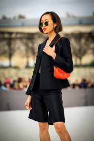 black short, black blazer, full black look, black sunglasses, black top, dior, dior handbag, red bag, red lips, Chriselle Lim, fashion week, frenchystyle, FW, jonathan paciullo, street style, AUTUMN WINTER 2022-2023, FALL WINTER 2022_2023, FW 22-23, PFW, PARIS, vertical, detail