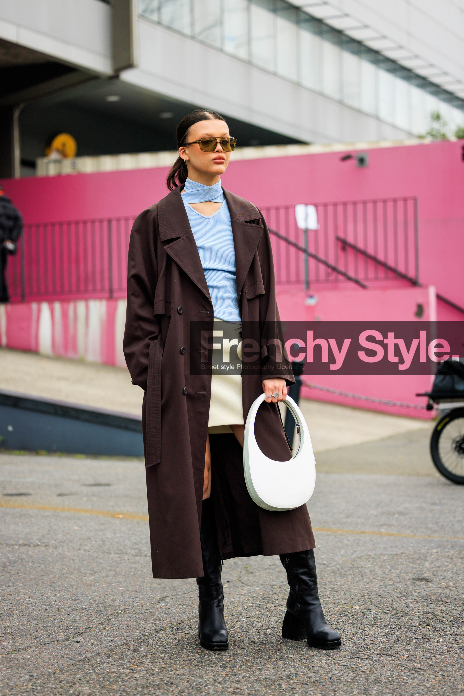 white handbag, coperni, coperni bag, cut out top, pastel blue top, brown trench, black boots, mini skirt, white skirt, pilot sunglasses, street style, jonathan paciullo, FW, frenchystyle, fashion week, AUTUMN WINTER 2022-2023, FALL WINTER 2022_2023, FW 22-23, PFW, PARIS, full length, vertical