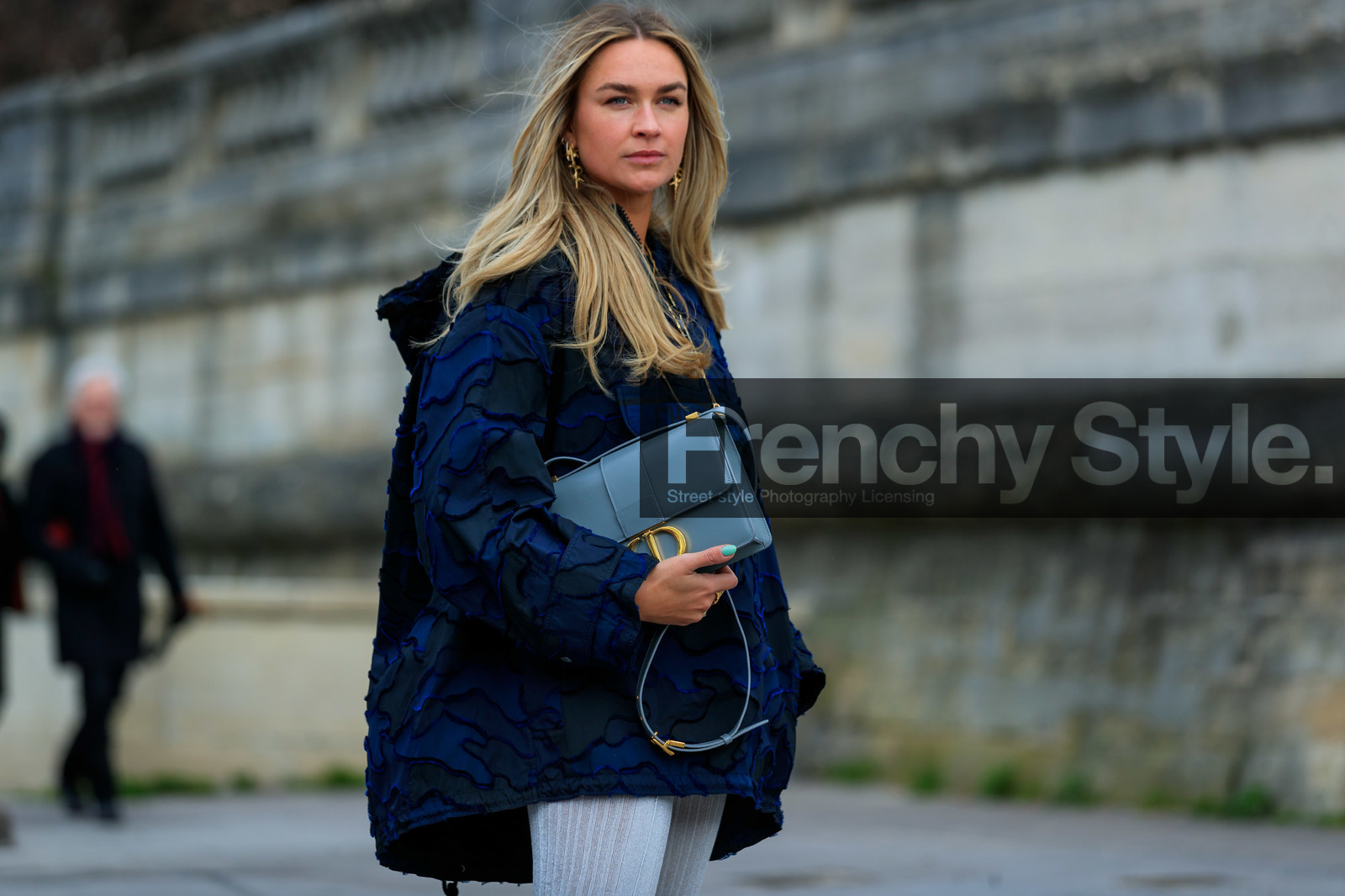 nina suess, navy blue coat, navy blue jacket, navy blue hoodie, military printed jacket, military printed coat, military printed hoodie, raincoat, used coat, used jacket, used hoodie, grey leather bag, dior bag, dior coat, dior jacket, dior hoodie, 30 montaigne bag, fashion week, frenchystyle, FW, jonathan paciullo, street style, PFW, PARIS, AUTUMN WINTER 2020-2021, FALL WINTER 2020-2021, FW 20-21, horizontal, detail, atmosphere details