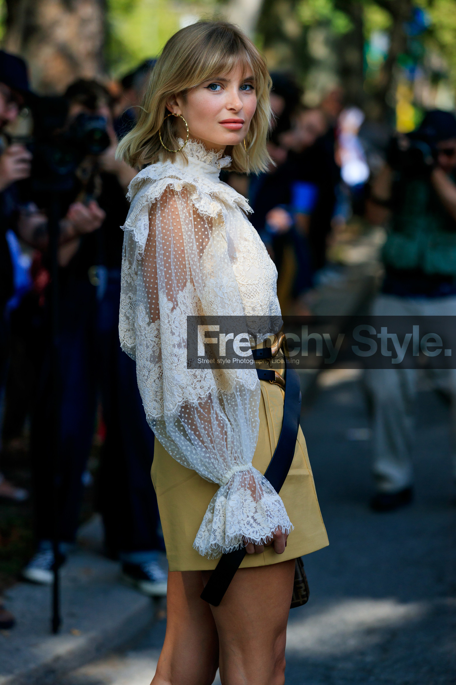 white blouse, lace blouse, ruffle blouse, high collar blouse, bottega veneta belt, big belt, big buckle belt, light yellow shorts, plumetis blouse, polka dots blouse, fashion week, frenchystyle, FW, jonathan paciullo, street style, vertical, atmosphere details, detail, MFW, MILAN, SPRING SUMMER 2020, SS 20
