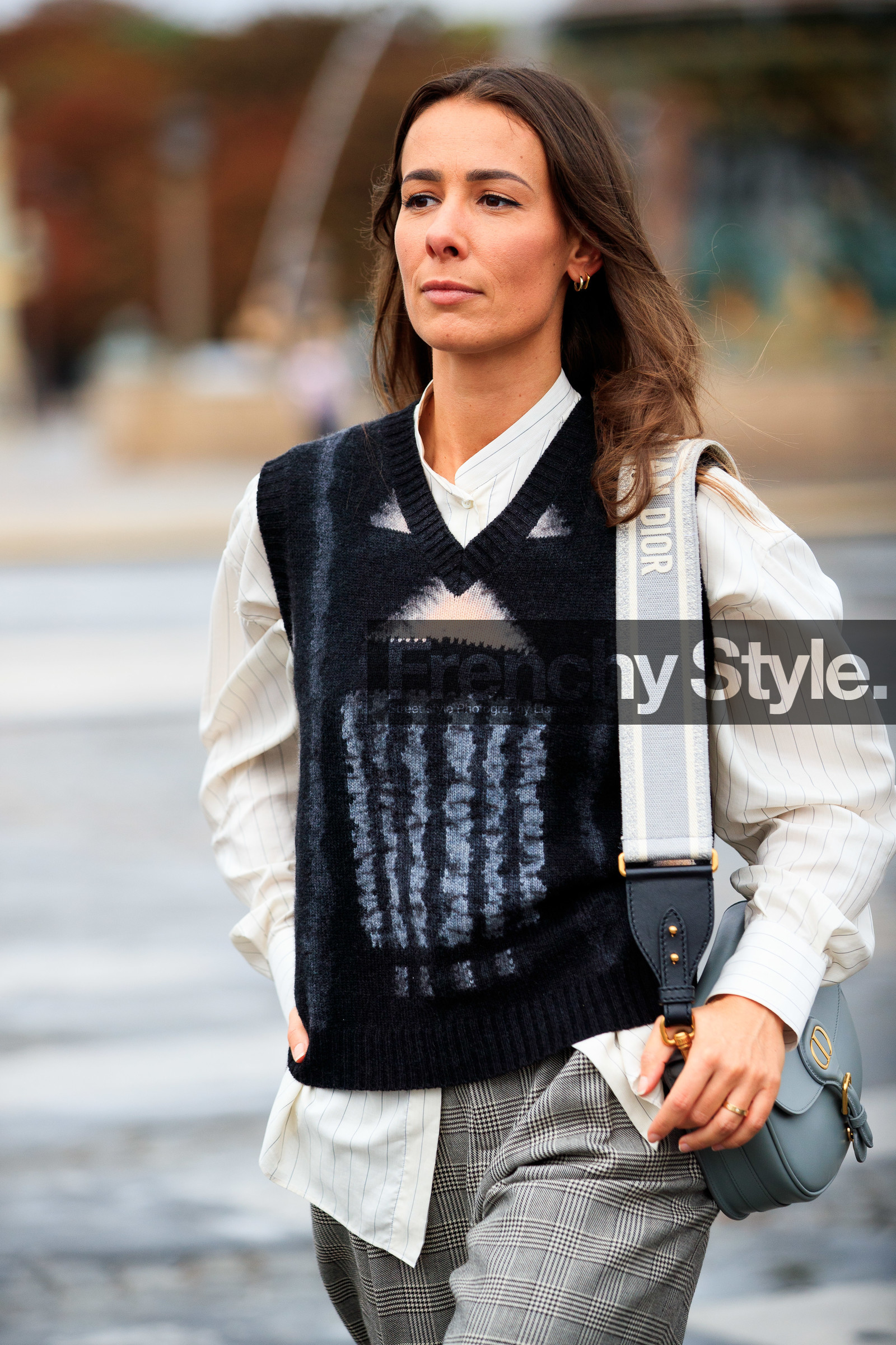alice barbier, black pullover, striped pullover, sleeveless pullover, white shirt, striped shirt, dior bag, dior pullover, dior shirt, dior strap bag, dior total look, shoulder bag, logo strap bag, fashion week, frenchystyle, FW, jonathan paciullo, street style, PFW, PARIS, SPRING SUMMER 2021, SS 21, vertical, atmosphere details, detail