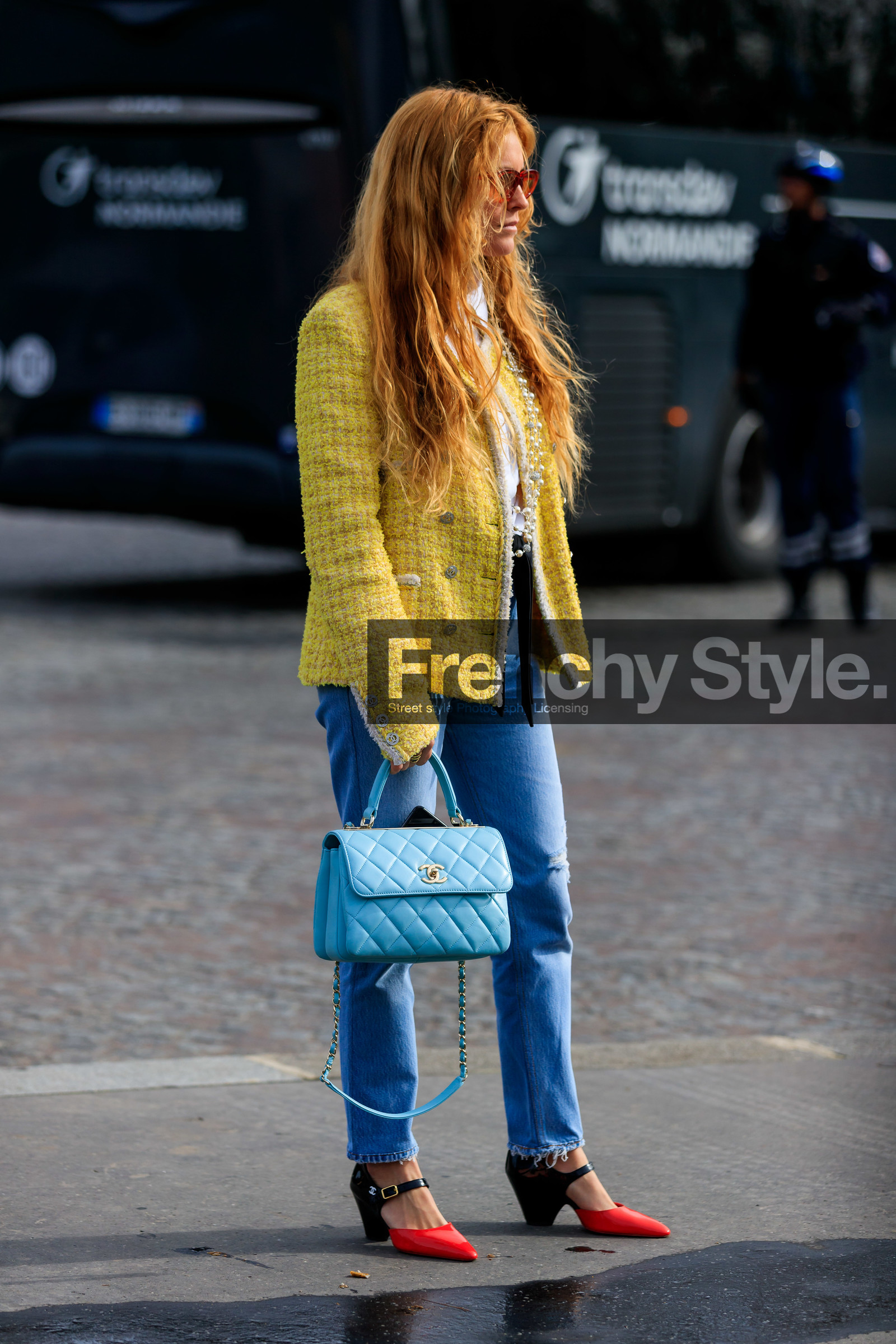 blanca miro scrimieri, light blue leather bag, light blue jeans, red polish shoes, black polish shoes, bicolor shoes, mary jane shoes, kitten heels shoes, yellow jacket, tweed jacket, quilted bag, hand bag, chanel bag, chanel shoes, chanel jacket, chanel necklace, long necklace, pearl necklace, logo necklace, strassed necklace, multi necklace, white shirt, futurist shape sunglasses, smoked sunglasses, used jeans, denim, fashion week, frenchystyle, FW, jonathan paciullo, street style, PFW, PARIS, vertical, full length