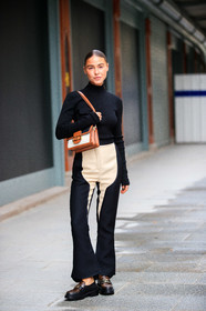 sophia roe, jodhpur pantalon, black pants, black pullover, turtleneck pullover, beige pants, bicolor pants, camel leather bag, white leather bag, black leather bag, shoulder bag, monogrammed shoes, louis vuitton shoes, louis vuitton loafers, PARIS, PFW, fashion week, frenchystyle, FW, jonathan paciullo, street style, SPRING SUMMER 2021, SS 21, vertical, full length
