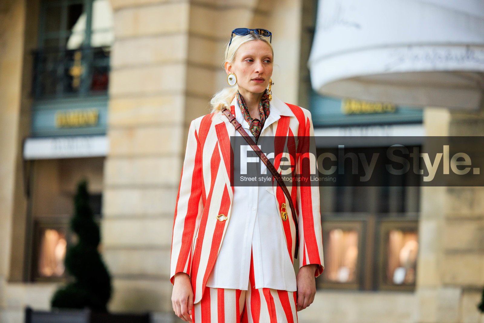 model, stripes blazer, orange blazer, burgungy bag, schiaparelli bag, crossbody handbag, printed scarf, white shirt, striped pants, orange pants, flared pants, black sunglasses, white boots, golden earrings, schiaparelli earrings, street style, jonathan paciullo, FW, frenchystyle, fashion week, AUTUMN WINTER 2022-2023, FALL WINTER 2022_2023, FW 22-23, horizontal, PFW, PARIS, atmosphere details, detail