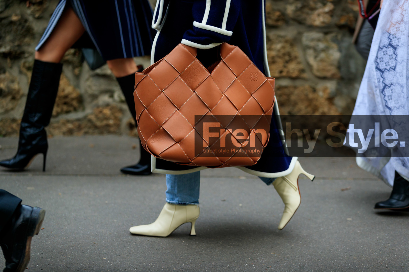 loewe bag, bag detail, plaited bag, camel leather bag, hand bag, fashion week, frenchystyle, FW, jonathan paciullo, street style, PFW, PARIS, AUTUMN WINTER 2020-2021, FALL WINTER 2020-2021, FW 20-21, horizontal, detail, atmosphere details