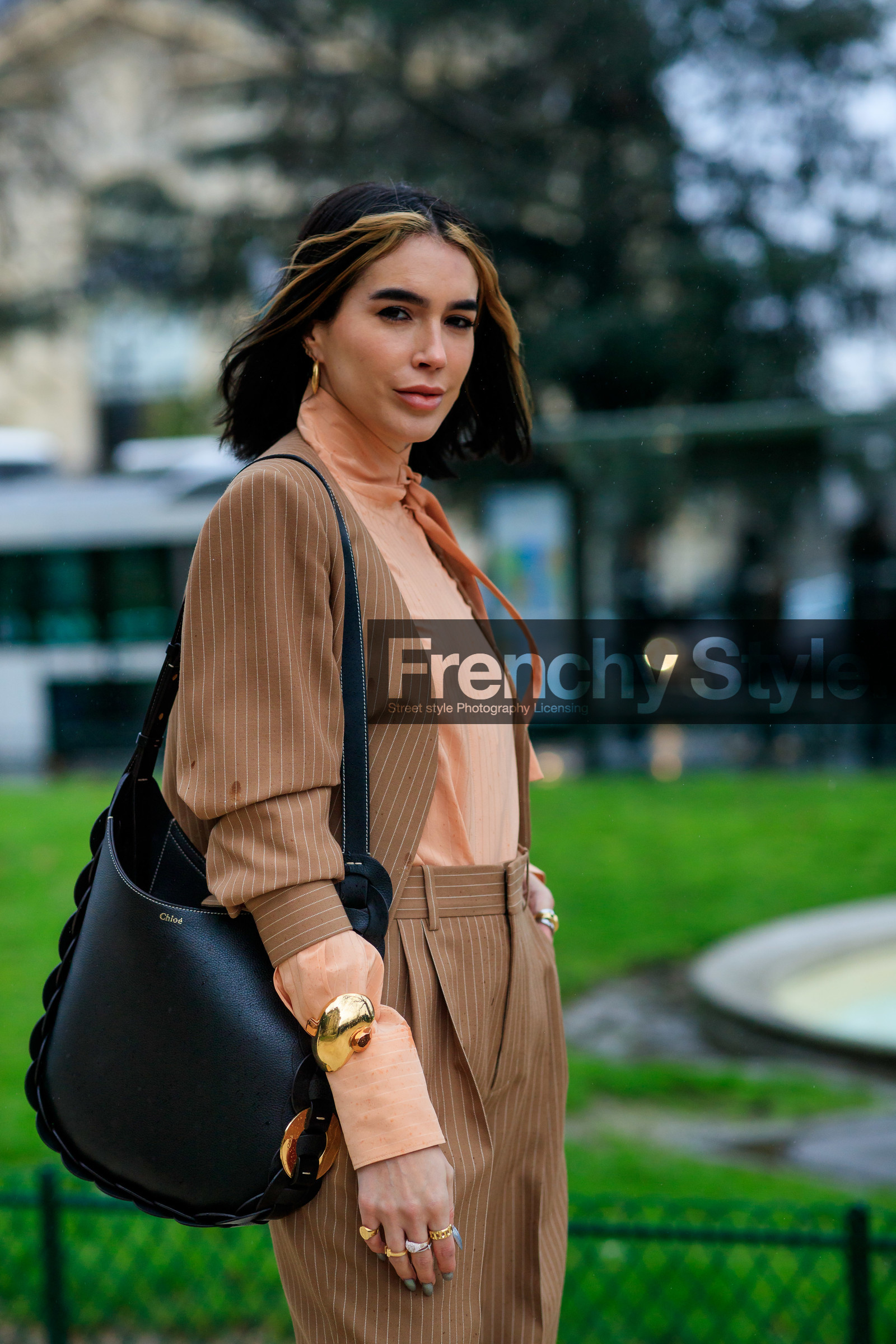 brittany xavier, chloe bag, black leather bag, beige jacket, beige pants, striped jacket, striped pants, golden bracelet, big bangle, big bracelet, chloe jacket, chloe pants, chloe shirt, light pink blouse, nude blouse, lavalliere collar, golden rings, multi rings, shoulder bag, fashion week, frenchystyle, FW, jonathan paciullo, street style, PFW, PARIS, AUTUMN WINTER 2020-2021, FALL WINTER 2020-2021, FW 20-21, vertical, atmosphere details, detail
