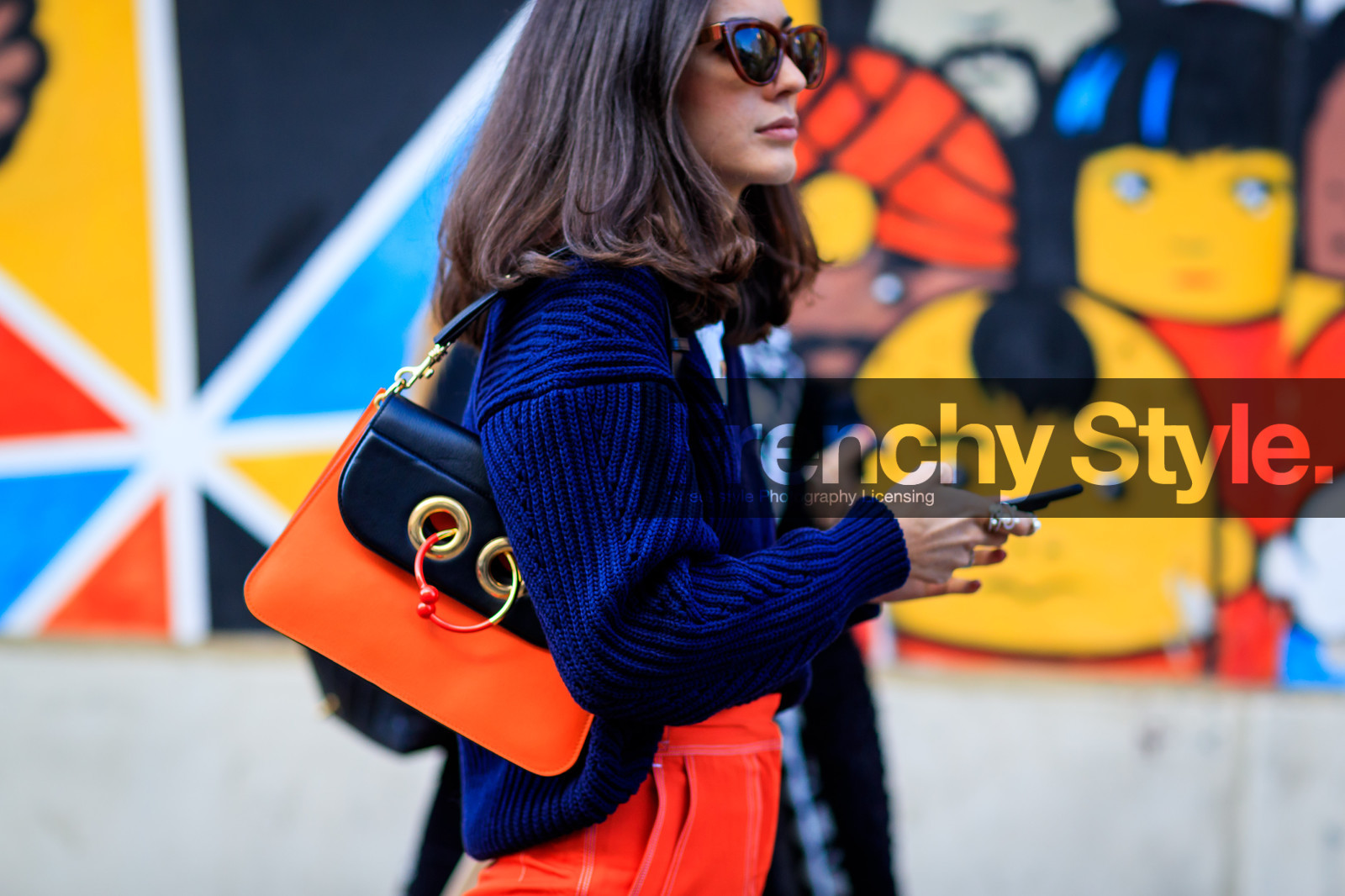 atmosphere details, AUTUMN WINTER 2017-2018, AW 17-18, detail, diletta bonaiuti, FALL WINTER 2017-2018, fashion week, frenchystyle, FW, FW 17-18, graphic bag, horizontal, jonathan paciullo, jw anderson, leather bag, MFW, MILAN, navy sweater, orange bag, printed bag, street style, sunglasses