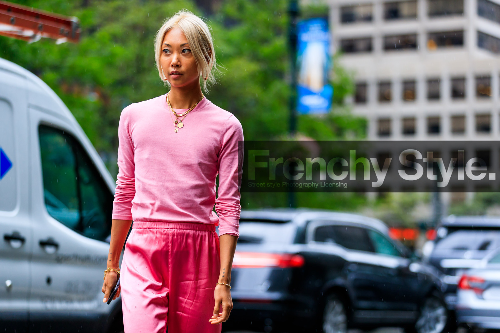 necklace, pink pants, pink sweater, trousers, vanessa hong, street style, jonathan paciullo, FW, frenchystyle, fashion week, NYFW, NEW YORK, SPRING SUMMER 2019, SS 19, atmosphere details, horizontal, detail
