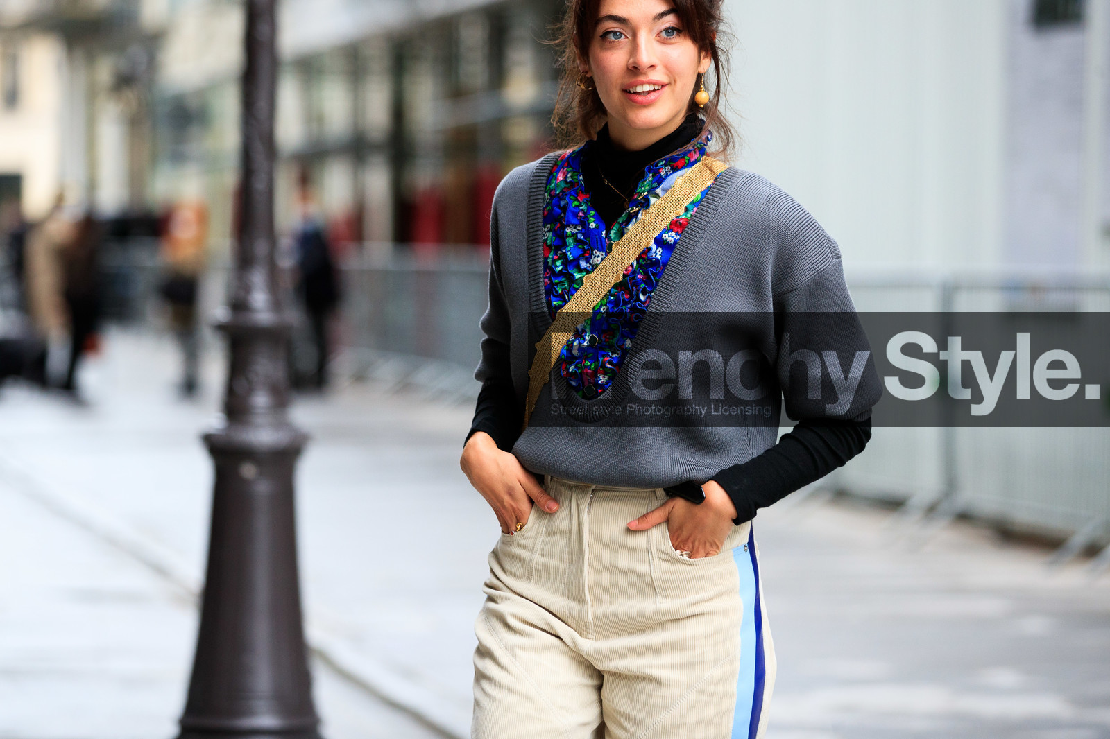 louise follain, grey pullover, low necked pullover, blue blouse, blue shirt, ruffle blouse, ruffle shirt, floral printed blouse, floral printed shirt, white pants, short sleeves pullover, corduroy pants, velvet pants, louis vuitton blouse, louis vuitton shirt, louis vuitton pants, PARIS, PFW, fashion week, frenchystyle, FW, jonathan paciullo, street style, SPRING SUMMER 2021, SS 21, horizontal, atmosphere details, detail