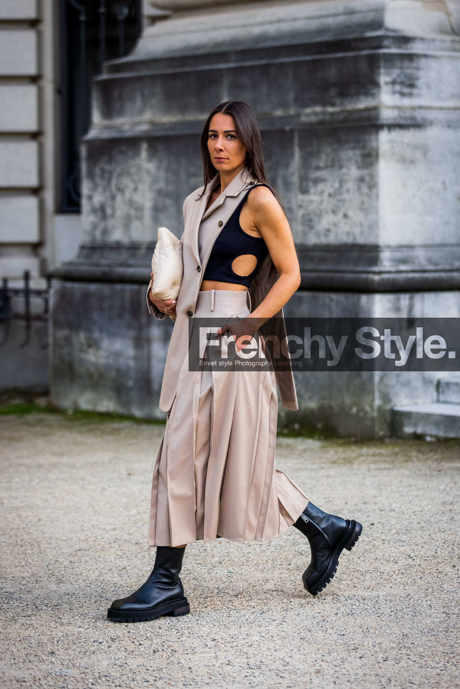 Alice Barbier, asymetrical blazer, bag, beige blazer, beige skirt, black boots, black top, blazer, boots, cut out top, ecru bag, leather bag, leather boots, margiela bag, pleated skirt, quilted bag, skirt, street style, jonathan paciullo, FW, frenchystyle, fashion week, PFW, PARIS, SPRING SUMMER 2022, SS 22, vertical, full length