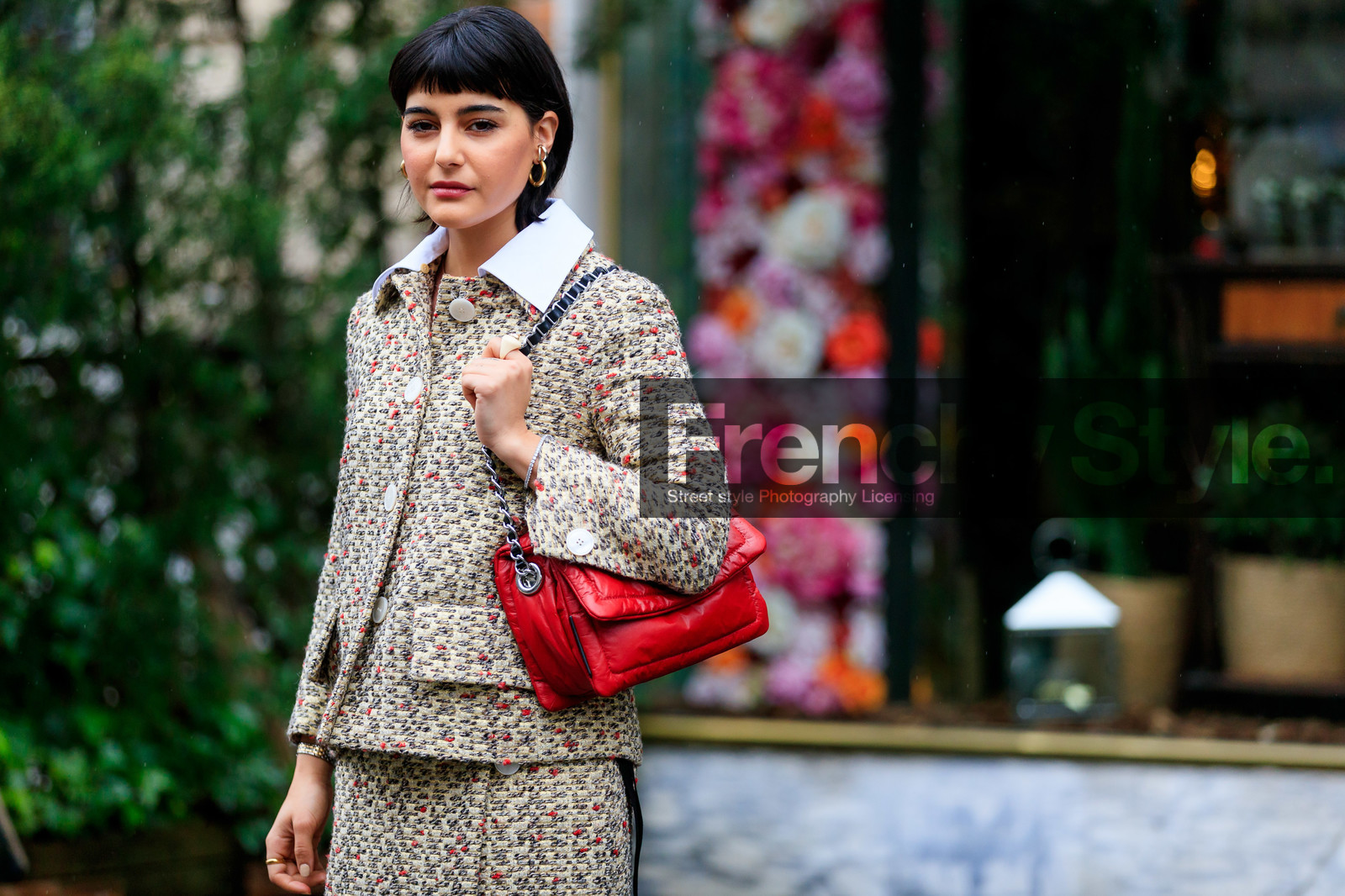 maria bernad, light beige jacket, light beige skirt, tweed jacket, tweed skirt, red leather bag, silvered chain strap bag, shoulder bag, golden earrings, round shape earrings, light yellow jacket, light yellow skirt, fashion week, frenchystyle, FW, jonathan paciullo, street style, PFW, PARIS, horizontal, atmosphere details, detail