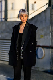 black coat, black jacket, black pants, black suit, dyed hair, kim jones, tone on tone, total look black, trousers, PARIS, PFW, street style, jonathan paciullo, FW, frenchystyle, fashion week, AUTUMN WINTER 2019-2020, AW 19-20, FALL WINTER 2019-2020, FW 19-20, vertical, atmosphere details, detail