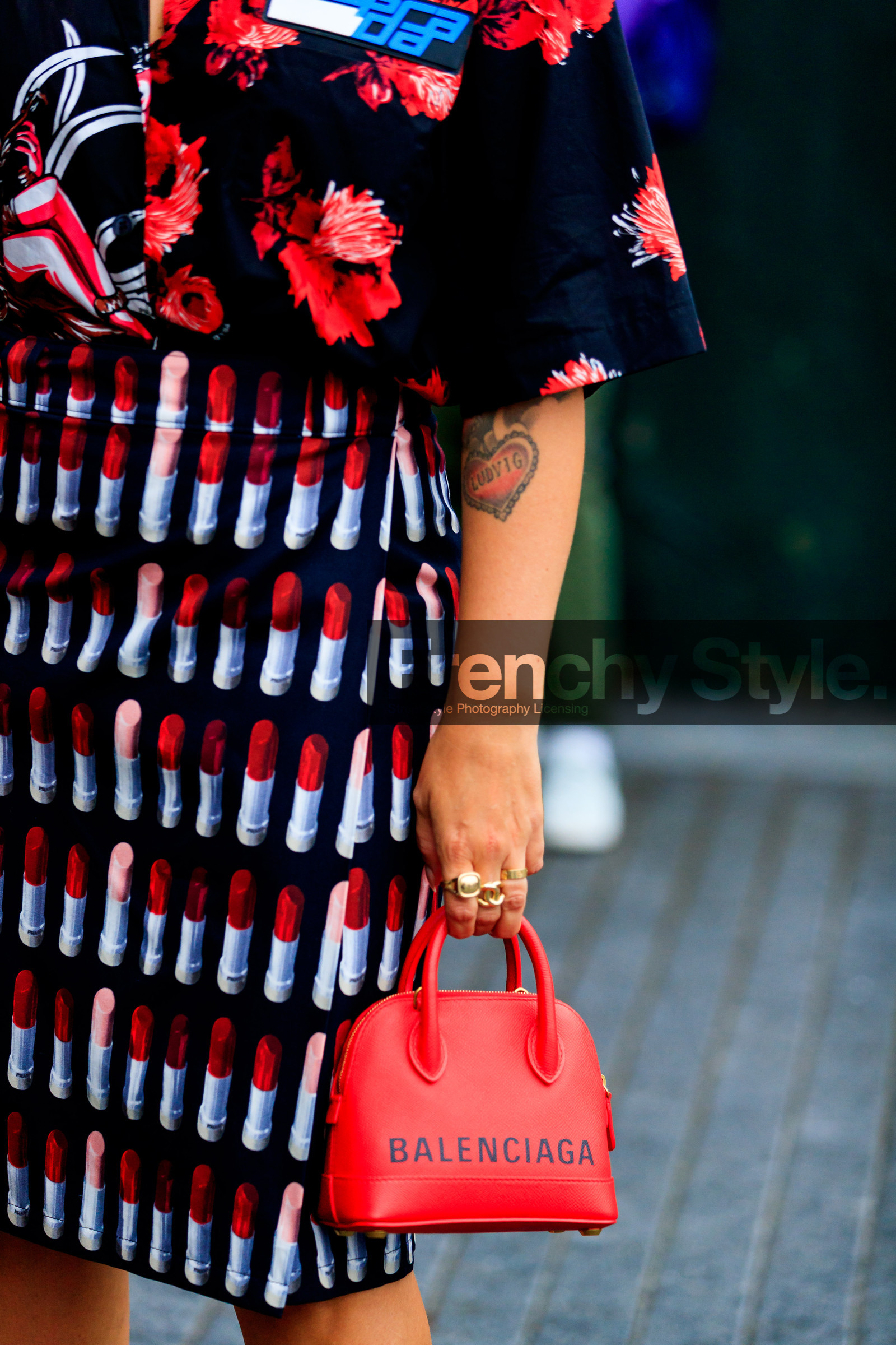 balenciaga, black shirt, black skirt, graphic shirt, graphic skirt, leather bag, prada, printed shirt, printed skirt, red, red bag, tattoos, street style, jonathan paciullo, FW, frenchystyle, fashion week, NYFW, NEW YORK, SPRING SUMMER 2019, SS 19, vertical, detail, atmosphere details