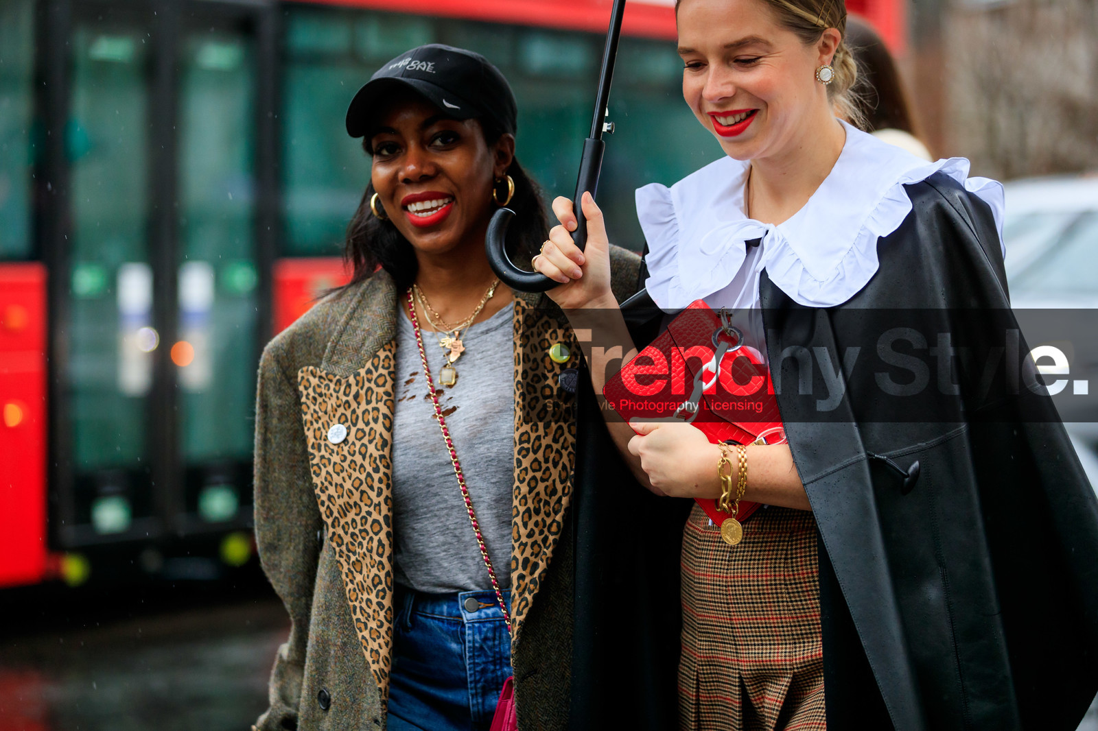 chloe king, kaki coat, herringbone printed coat, leopard printed coat, grey t-shirt, black leather cape, white shirt, big collar, red leather bag, big chain bracelet, big chain strap bag, plastic chain bag, animal skin bag, black cap, golden necklace, golden bracelet, big bracelet, multi bracelet, multi necklace, fashion week, frenchystyle, FW, jonathan paciullo, street style, LFW, LONDON, AUTUMN WINTER 2020-2021, FALL WINTER 2020-2021, FW 20-21, horizontal, atmosphere details, detail