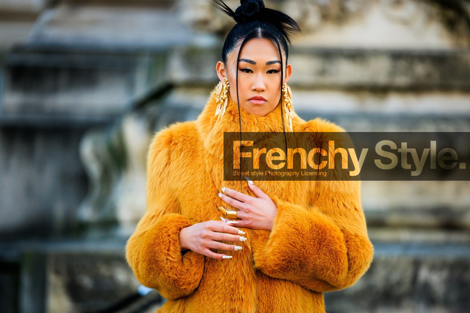 furry coat, yellow coat, red boots, metallic boots, highknee boots, golden earrings, schiaparelli, fashion week, frenchystyle, FW, jonathan paciullo, street style, PARIS, PFW, SPRING SUMMER 2022, SS 22, atmosphere details, detail, horizontal, jaime xie
