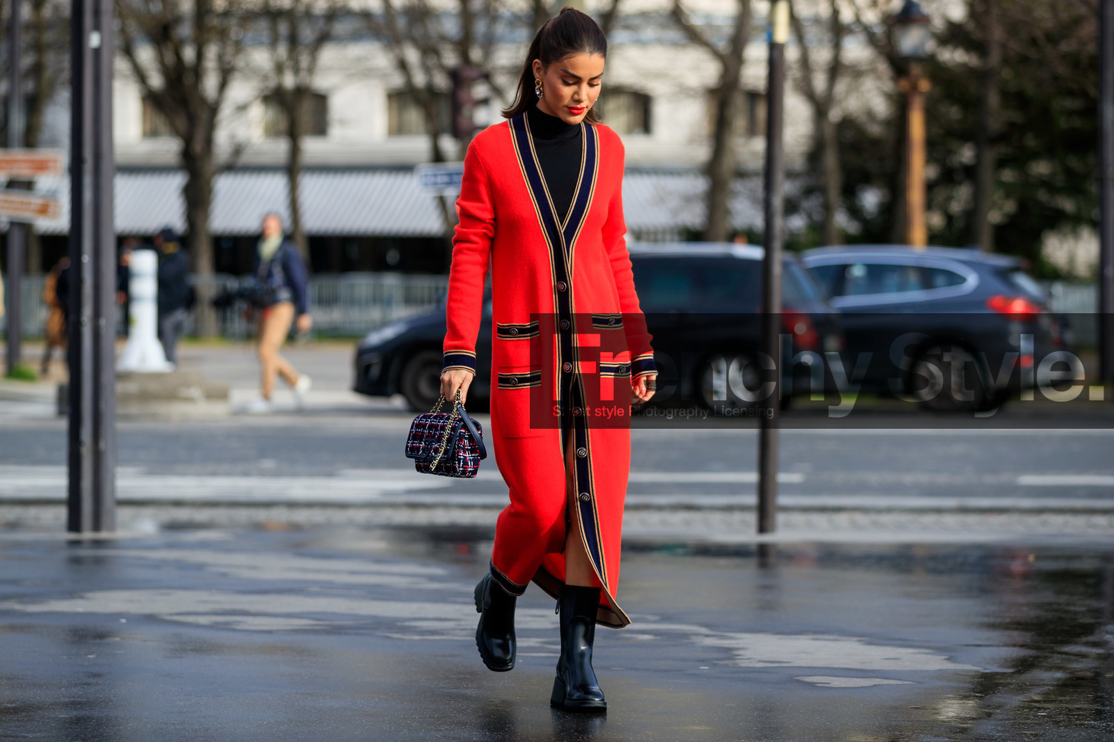 camila coelho, red cardigan, long cardigan, striped cardigan, black pullover, turtleneck pullover, navy blue bag, red bag, checked bag, tweed bag, black leather boots, flat boots, golden earrings, round shape earrings, stone earrings, button cardigan, chanel bag, chanel cardigan, chanel earrings, fashion week, frenchystyle, FW, jonathan paciullo, street style, PFW, PARIS, horizontal, atmosphere details, full length