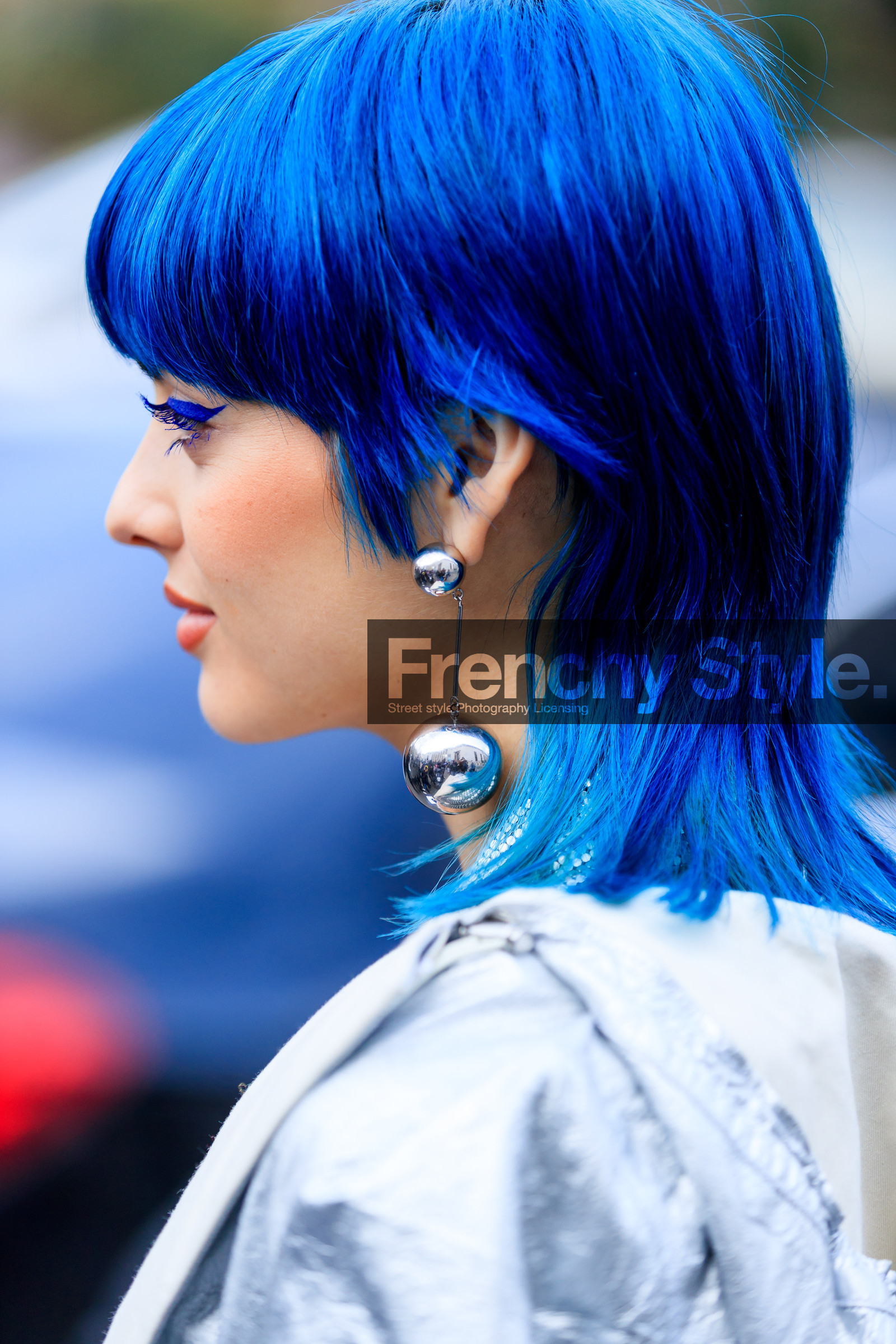atmosphere details, AUTUMN WINTER 2017-2018, AW 17-18, blue hair, detail, dyed hair, earrings, FALL WINTER 2017-2018, fashion week, frenchystyle, FW, FW 17-18, jonathan paciullo, marc jacobs, paco rabanne, PARIS, PFW, portrait, raincoat, shiny coat, silver jacket, sita abellan, street style, vertical