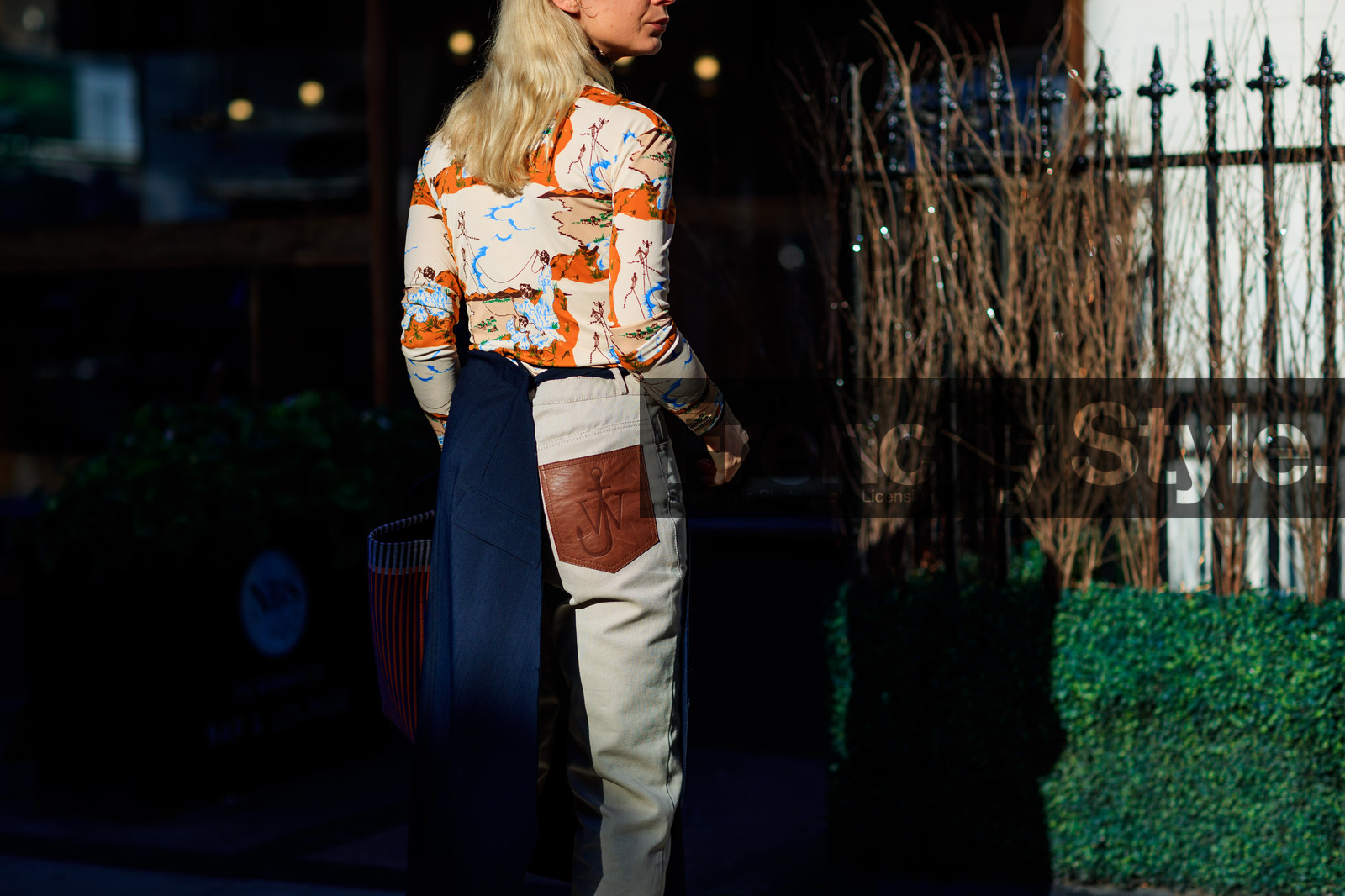 beige pants, beige top, denim pants, drawings, graphic top, jeans, jw anderson, printed top, trousers, turtleneck sweater, street style, jonathan paciullo, FW, frenchystyle, fashion week, LFW, LONDON, AUTUMN WINTER 2018-2019, AW 18-19, FALL WINTER 2018-2019, FW 18-19, horizontal, atmosphere details, detail, irina lakicevic