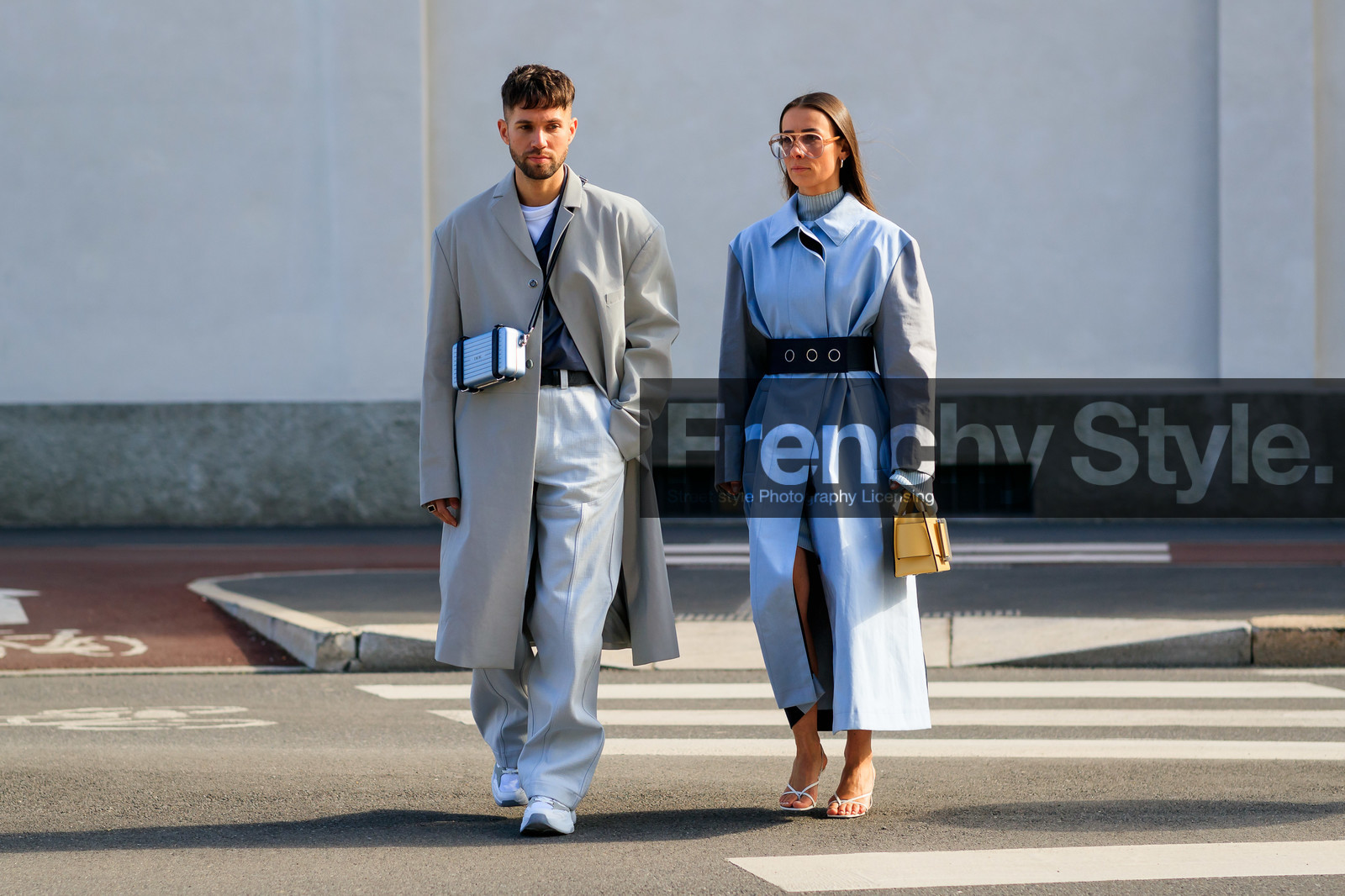 alice & j.s, alice barbier, JS roques, box bag, silvered bag, crossbody bag, metalic bag, dior bag, light blue trench coat, light grey trench coat, yellow leather bag, boyy bag, hand bag, big buckle bag, aviator glasses, sheer glasses, big glasses, white leather sandals, kitten heels sandals, multi straps sandals, big belt, belted trench coat, light beige pants, light beige trench coat, fashion week, frenchystyle, FW, jonathan paciullo, street style, MFW, MILAN, AUTUMN WINTER 2020-2021, FALL WINTER 2020-2021, FW 20-21, horizontal, atmosphere details, full length