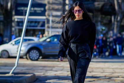 atmosphere details, AUTUMN WINTER 2017-2018, AW 17-18, black pants, black sweater, detail, FALL WINTER 2017-2018, fashion week, frenchystyle, FW, FW 17-18, gilda ambrosio, horizontal, jonathan paciullo, MFW, MILAN, street style, sunglasses, tone on tone, total look black, trousers