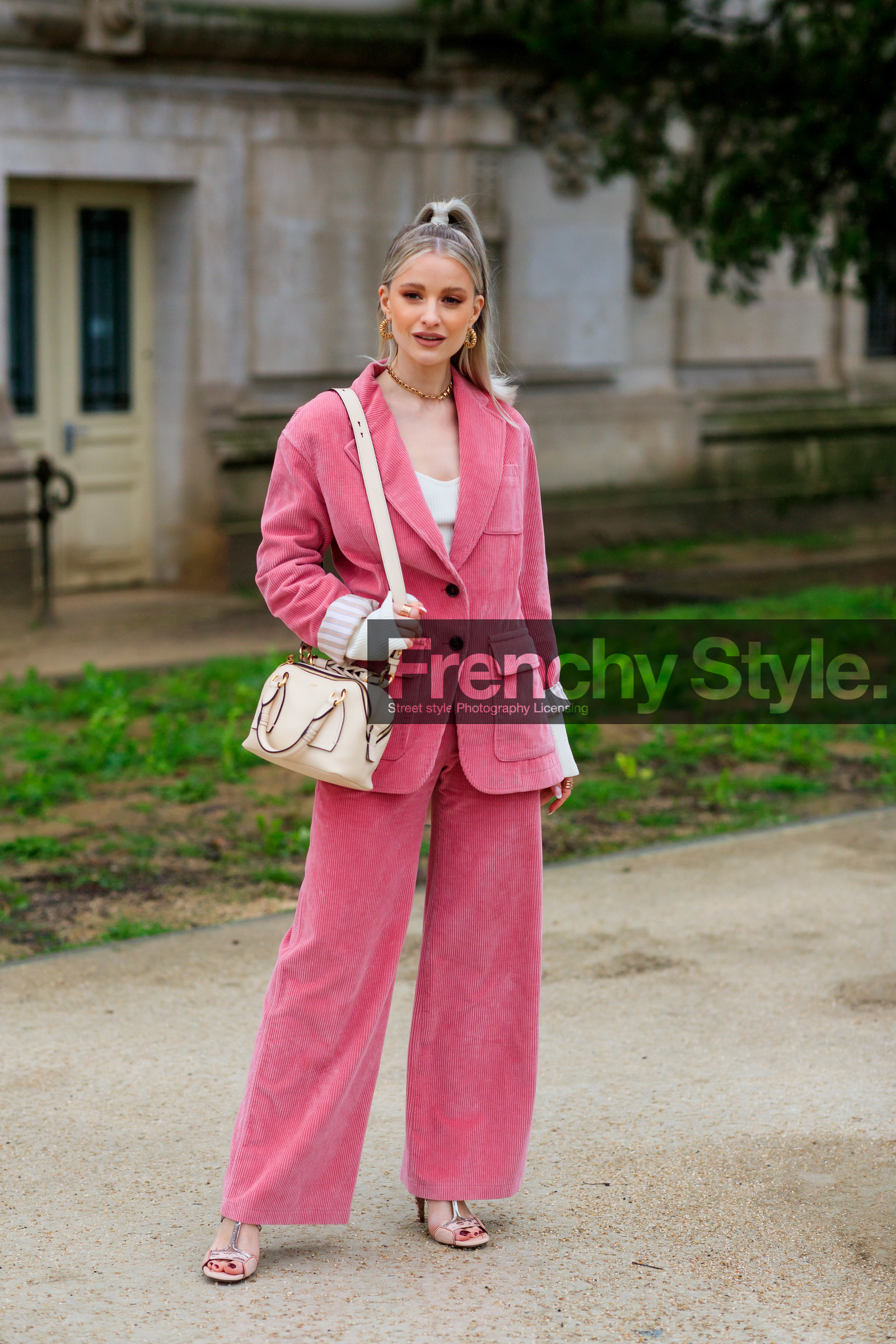 pink jacket, pink pants, pink suits, velvet jacket, velvet pants, velvet suits, corduroy jacket, corduroy pants, corduroy suits, white leather bag, chloe bag, chloe jacket, chloe look, chloe pants, chloe shoes, shoulder bag, beige leather sandals, animal skin sandals, high heels sandals, golden earrings, golden necklace, hoop earrings, fashion week, frenchystyle, FW, jonathan paciullo, street style, PFW, PARIS, AUTUMN WINTER 2020-2021, FALL WINTER 2020-2021, FW 20-21, vertical, full length