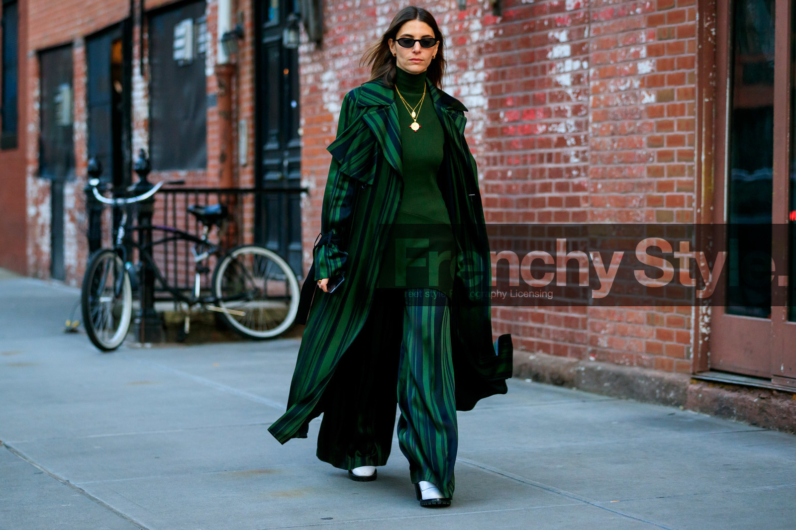 graphic jacket, graphic pants, green coat, green pants, green sweater, jen wonders, leather bag, necklace, printed jacket, printed pants, striped coat, striped pants, sunglasses, tone on tone, total look green, trousers, turtleneck sweater, yellow bag, street style, jonathan paciullo, frenchystyle, NYFW, NEW YORK, AUTUMN WINTER 2019-2020, AW 19-20, FALL WINTER 2019-2020, FW 19-20, fashion week, FW, atmosphere details, horizontal, full length