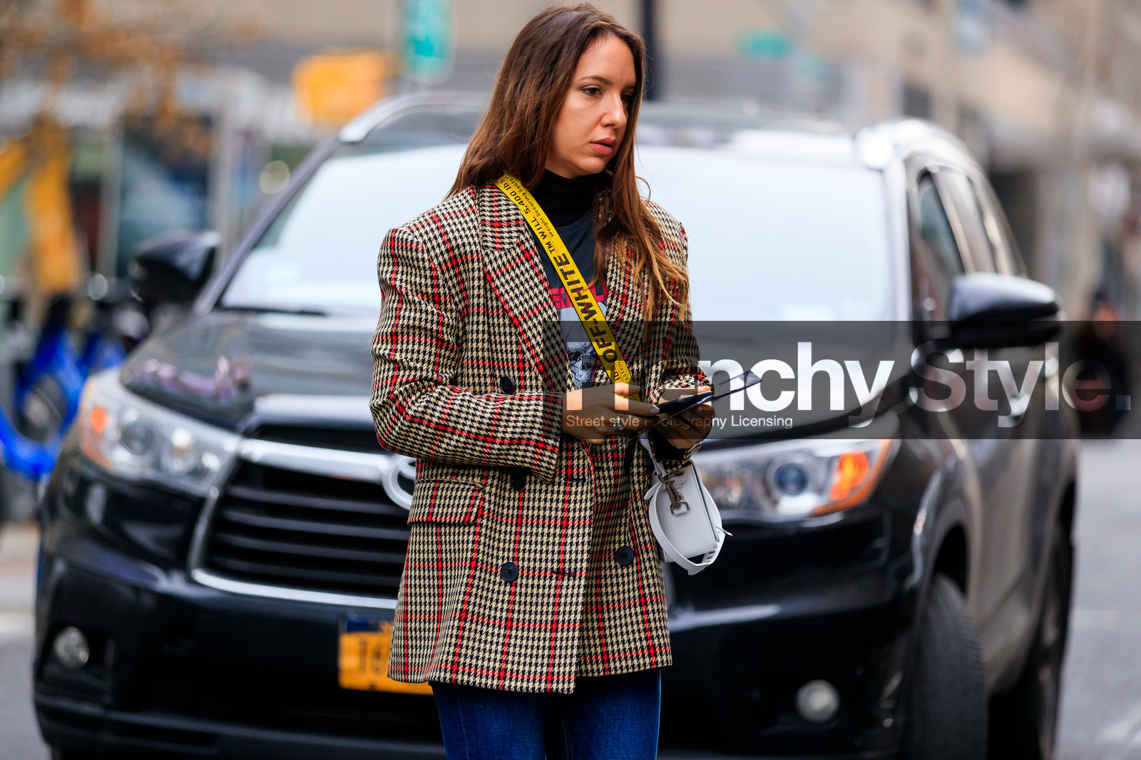 blue denim, brown jacket, checked, checked jacket, denim pants, graphic bag, graphic jacket, houndstooth pattern, jeans, leather bag, off white, plaid, printed bag, printed jacket, tartan, trousers, white bag, street style, jonathan paciullo, FW, frenchystyle, fashion week, NYFW, NEW YORK, AUTUMN WINTER 2018-2019, AW 18-19, FALL WINTER 2018-2019, FW 18-19, atmosphere details, horizontal, detail