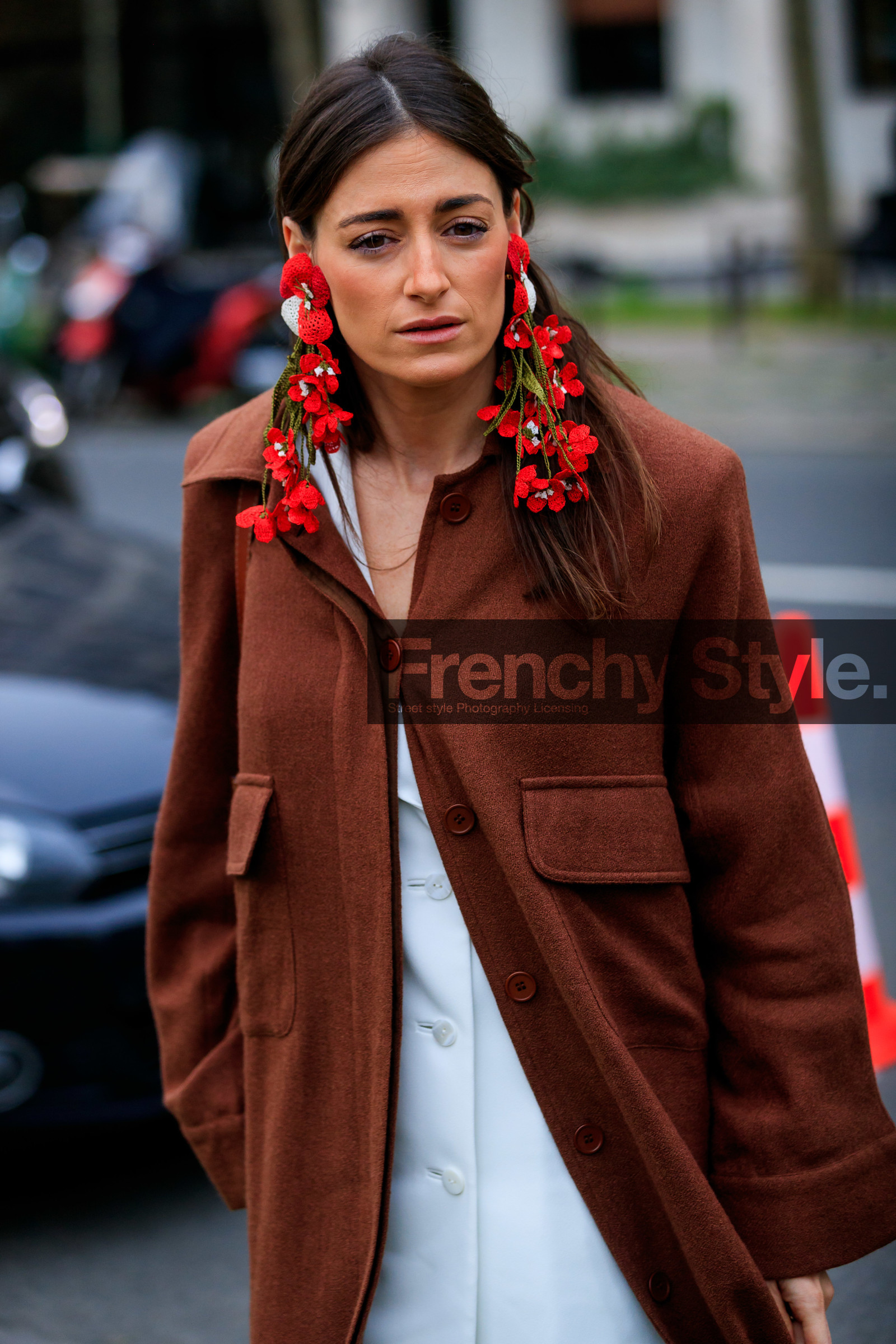 brown shirt, white shirt, red earring, green earrings, big earrings, dangling earrings, flower shape earrings, knitwear, knit earrings, earring detail, fashion week, frenchystyle, FW, jonathan paciullo, street style, PFW, PARIS, AUTUMN WINTER 2020-2021, FALL WINTER 2020-2021, FW 20-21, vertical, atmosphere details, detail