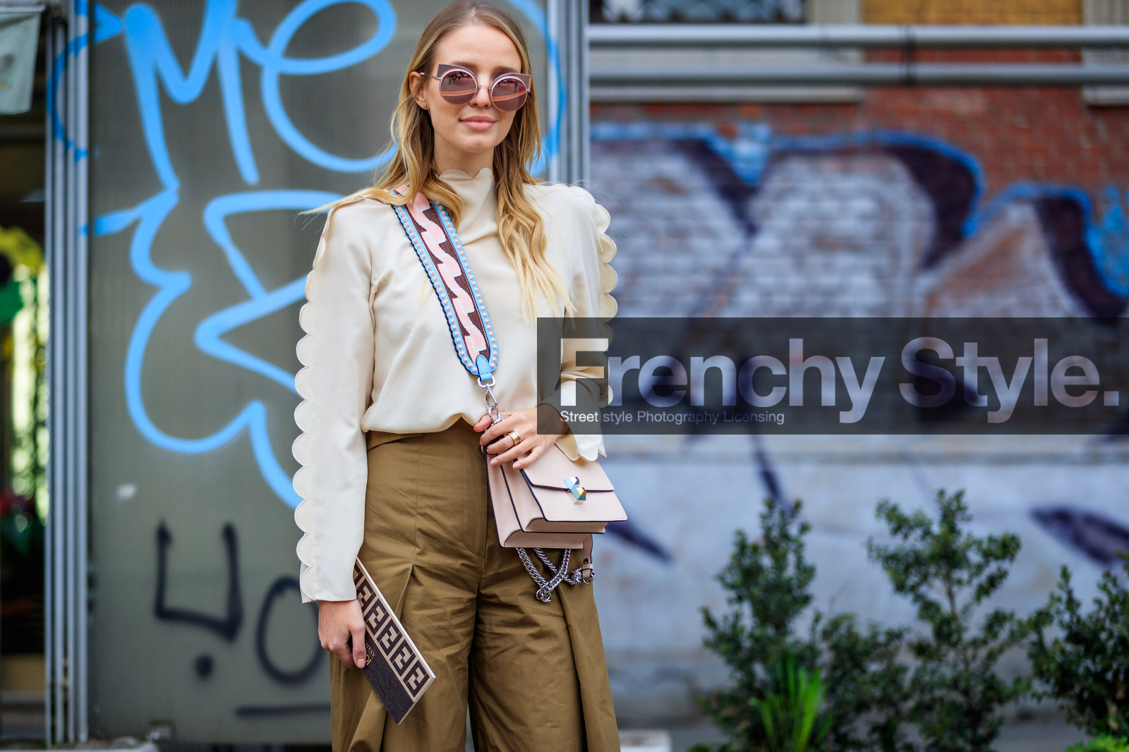 atmosphere details, AUTUMN WINTER 2017-2018, AW 17-18, beige sweater, brown pants, detail, FALL WINTER 2017-2018, fashion week, fendi, frenchystyle, fun sunglasses, FW, FW 17-18, horizontal, jonathan paciullo, leather bag, MFW, MILAN, pink bag, street style, sunglasses, trousers, wide pants