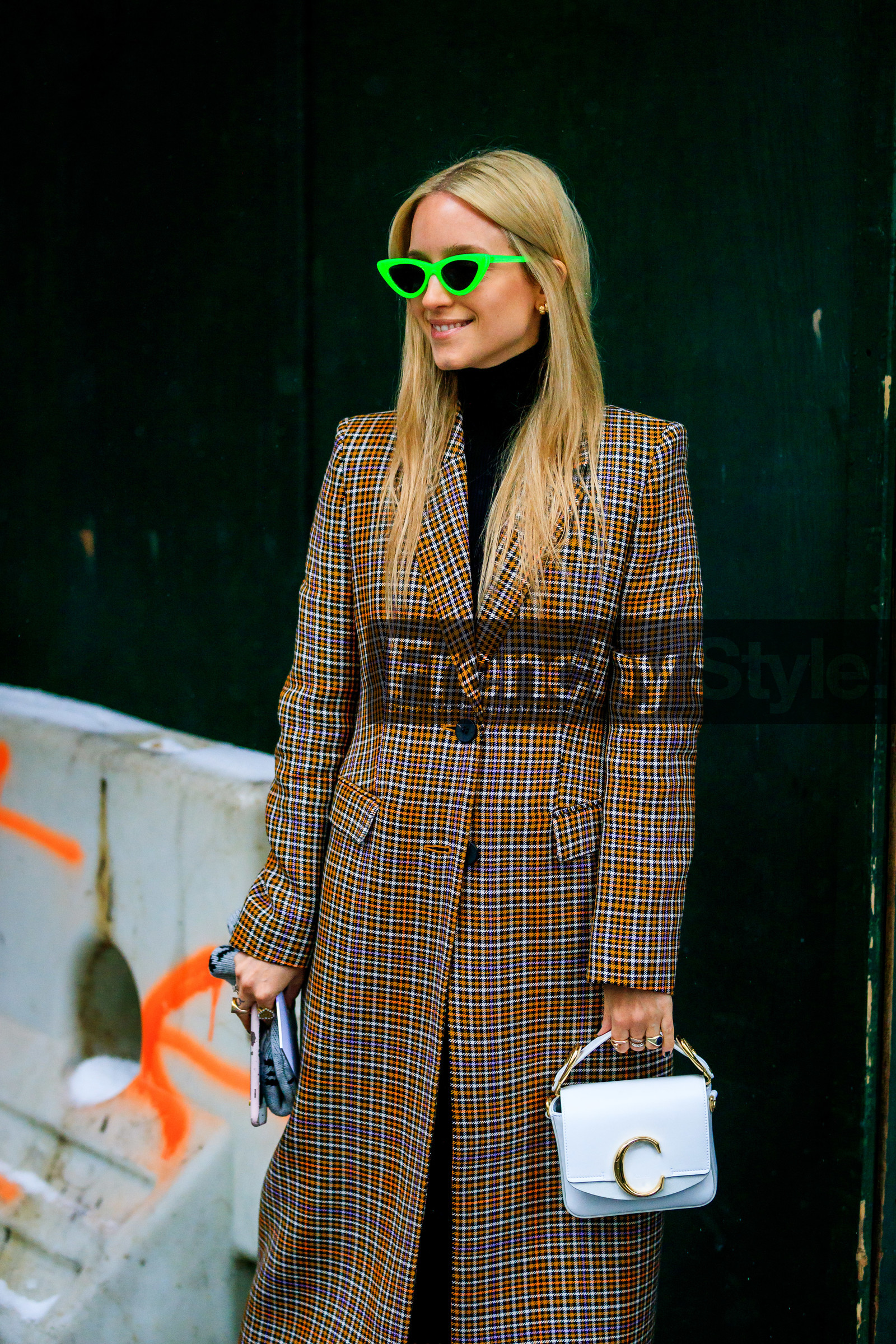 brown coat, Charlotte Groeneveld, checked, chloé, graphic jacket, leather bag, plaid, printed jacket, sunglasses, white bag, street style, jonathan paciullo, frenchystyle, NYFW, NEW YORK, AUTUMN WINTER 2019-2020, AW 19-20, FALL WINTER 2019-2020, FW 19-20, fashion week, FW, vertical, atmosphere details, detail