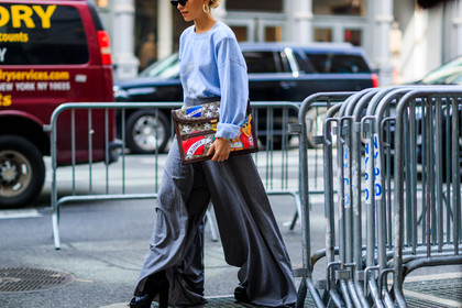 atmosphere details, baja east, black shoes, caro daur, detail, embroidered bag, fashion week, frenchystyle, FW, graphic bag, grey pants, gucci, high heels, horizontal, jonathan paciullo, leather bag, leather shoes, multicolor bag, NEW YORK, NYFW, printed bag, SPRING SUMMER 2018, SS 18, street style, sunglasses, trousers, wide pants