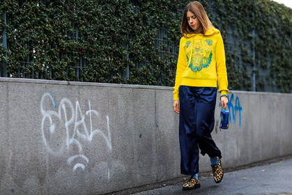 animal print, atmosphere details, AUTUMN WINTER 2016-2017, AW 16-17, blue bag, blue pants, brown loafers, detail, FALL WINTER 2016-2017, fashion week, frenchystyle, fun bag, FW, FW 16-17, hoodie, horizontal, jonathan paciullo, kenzo, leopard print, LFW, loafers, LONDON, MENSWEAR, navy pants, printed sweater, silk pants, street style, trousers, yellow sweater