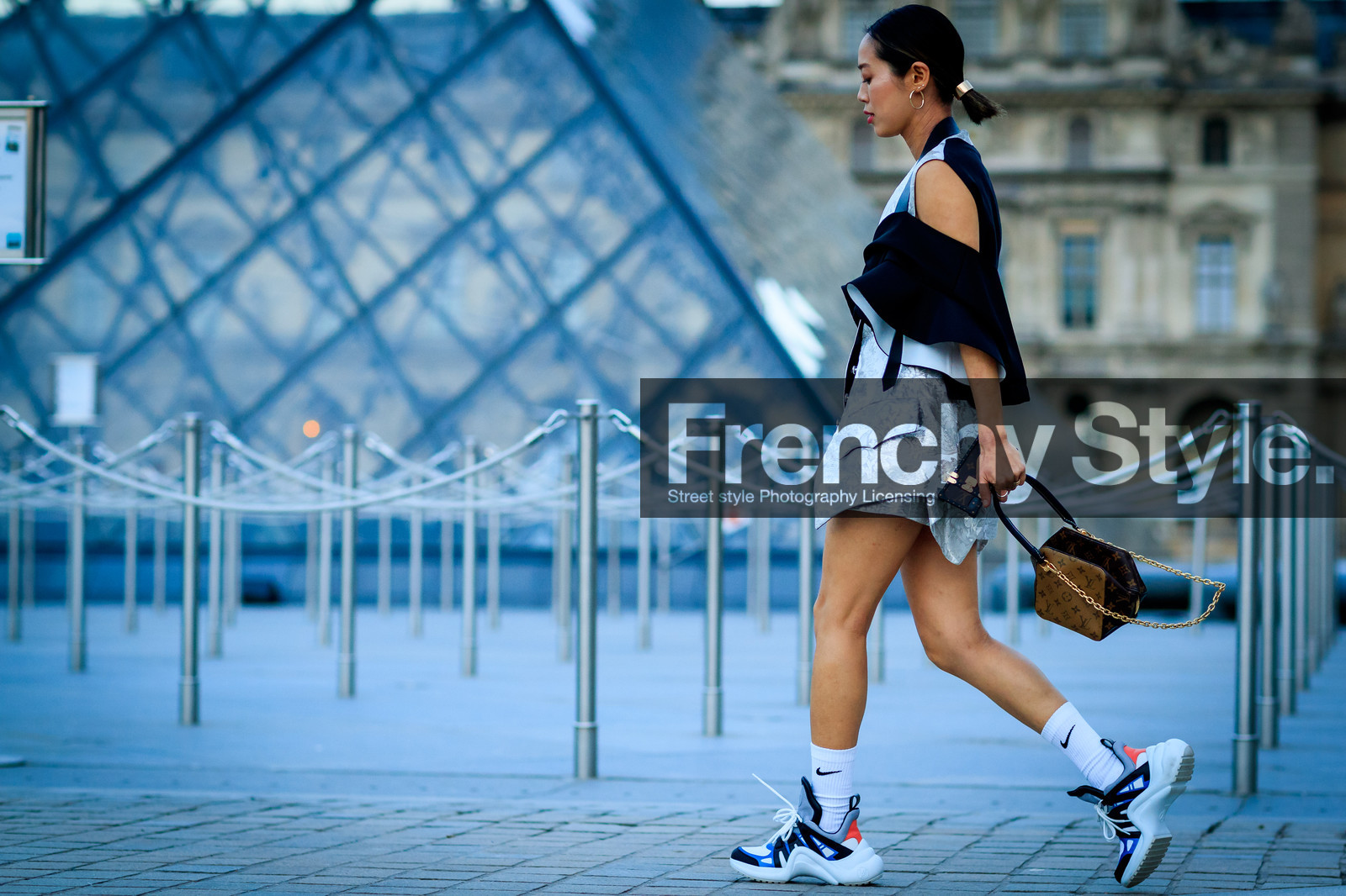 brown bag, graphic bag, leather bag, leather shoes, louis vuitton, monogram, nike, printed bag, shiny jacket, silver jacket, sleeveless, white sneakers, white socks, street style, jonathan paciullo, FW, frenchystyle, fashion week, PFW, PARIS, AUTUMN WINTER 2018-2019, FALL WINTER 2018-2019, FW 18-19, horizontal, atmosphere details, full length, aimee song