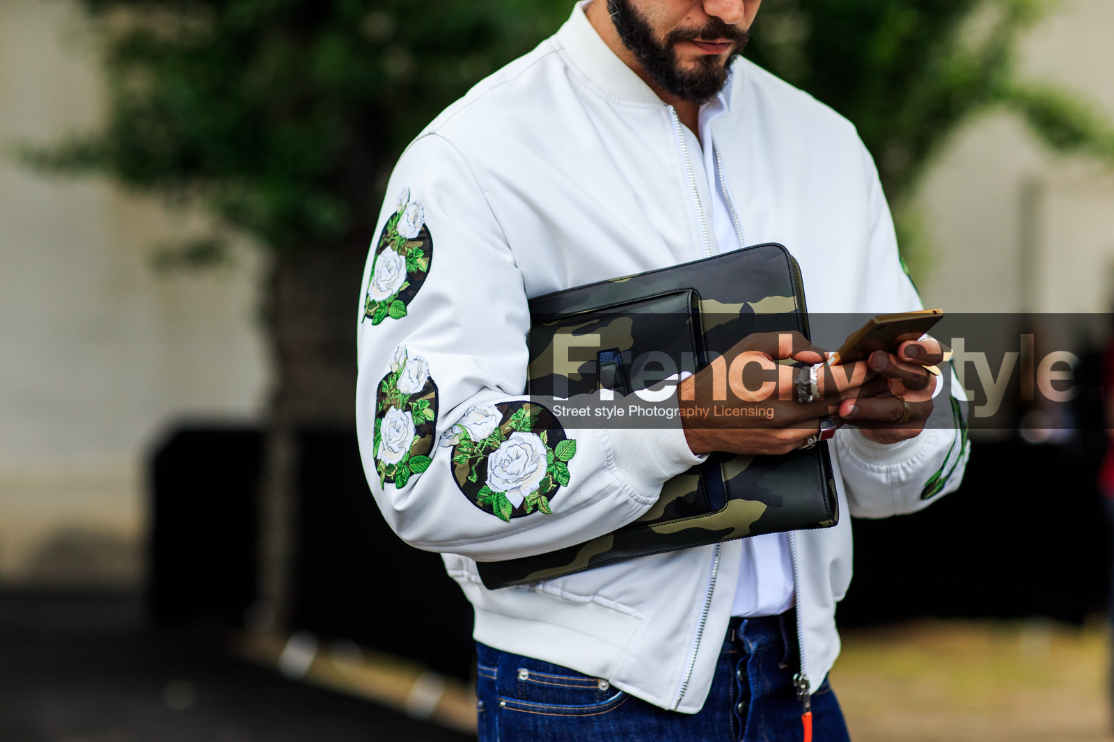 atmosphere details, blue denim, bomber jacket, camouflage, denim pants, detail, embroidered jacket, fashion week, frenchystyle, FW, green bag, horizontal, iphone, jeans, jonathan paciullo, kaki bag, leather bag, MENSWEAR, military, PARIS, PFW, printed jacket, rings, SPRING SUMMER 2017, SS 17, street style, trousers, white jacket