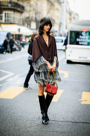 brown dress, ruffle dress, black boots, high boots, leather boots, red handbag, chained handbag, fashion week, frenchystyle, FW, jonathan paciullo, street style, AUTUMN WINTER 2022-2023, FALL WINTER 2022_2023, FW 22-23, PFW, PARIS, vertical, full length