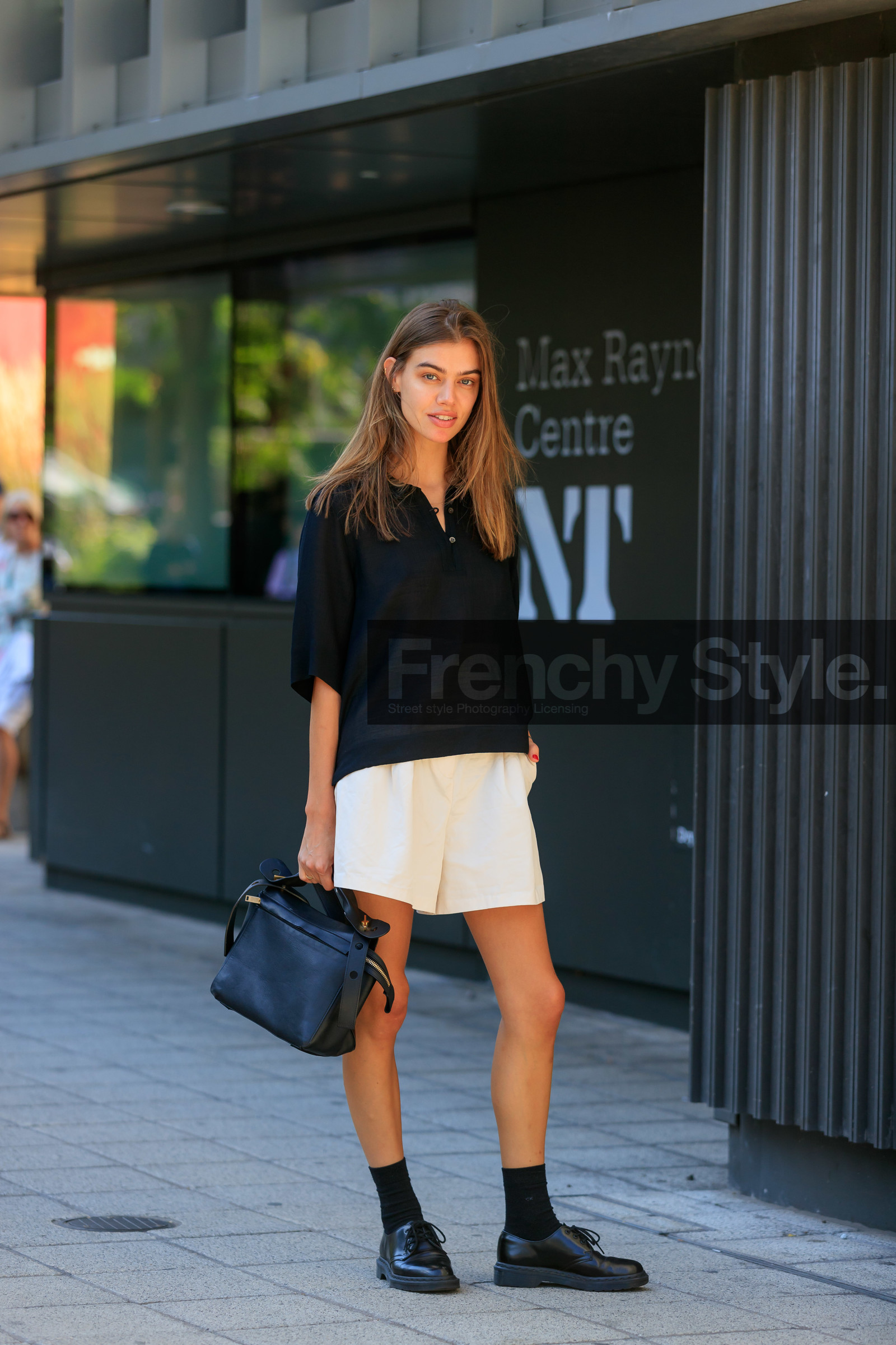 black polo shirt, oversize polo shirt, school girl look, light beige shorts, loose shorts, black leather bag, hand bag, doc marteens shoes, black leather shoes, black socks, laced shoes, high waist shorts, fashion week, frenchystyle, FW, jonathan paciullo, street style, vertical, full length