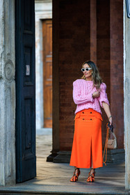 white sunglasses, orange skirt, long skirt, pink jumper, knitted jumpers, knitwear, long pendant necklace, orange heels, fashion week, frenchystyle, FW, jonathan paciullo, street style, MFW, MILAN, FALL WINTER 2022_2023, AUTUMN WINTER 2022-2023, FW 22-23, vertical, full length