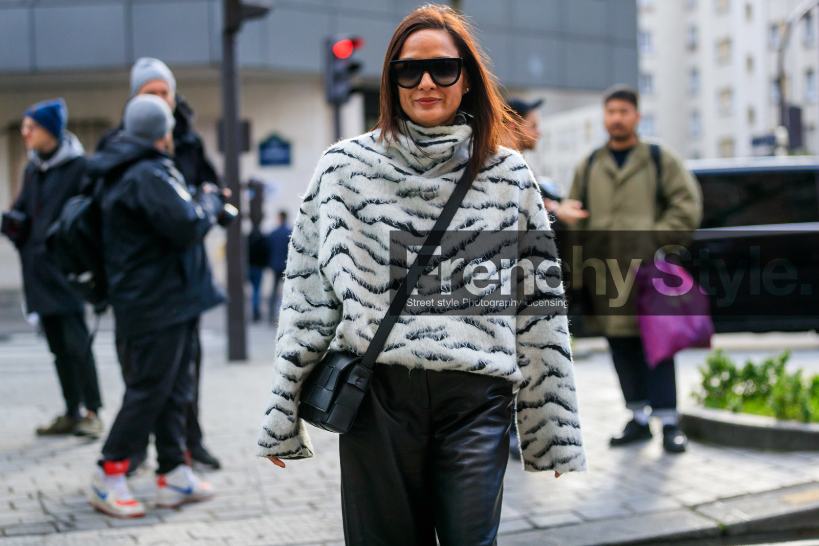 bicolor pullover, white pullover, zebra printed pullover, turtleneck pullover, mohair pullover, crossbody bag, black leather bag, black leather pants, black sunglasses, big sunglasses, plaited bag, plaited leather bag, celine sunglasses, fashion week, frenchystyle, FW, jonathan paciullo, street style, PFW, PARIS, AUTUMN WINTER 2020-2021, FALL WINTER 2020-2021, FW 20-21, horizontal, detail, atmosphere details
