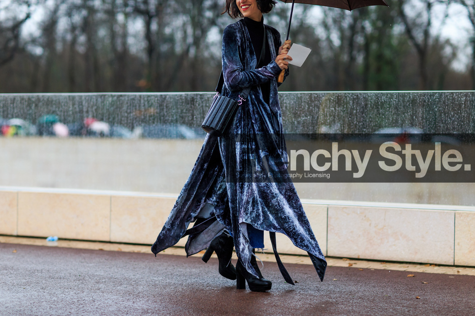 atmosphere details, AUTUMN WINTER 2016-2017, AW 16-17, black bag, black boots, black coat, detail, FALL WINTER 2016-2017, fashion week, frenchystyle, FW, FW 16-17, high boots, high heels, horizontal, jonathan paciullo, leather bag, leather boots, long coat, PARIS, PFW, street style, velvet, yasmine sewell