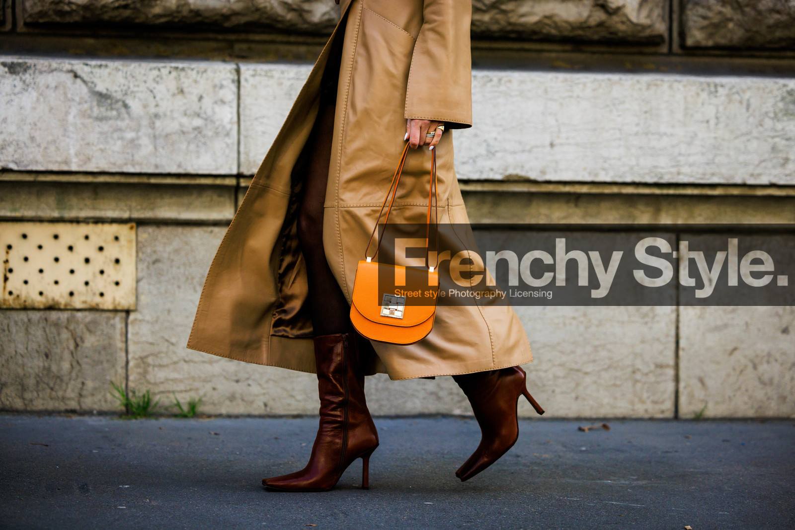 details, brown boots, heeled boots, orange bag, small bag, leather trench, leather boots, beige trench, street style, jonathan paciullo, FW, frenchystyle, fashion week, AUTUMN WINTER 2022-2023, FALL WINTER 2022_2023, FW 22-23, PFW, PARIS, horizontal, atmosphere details, detail