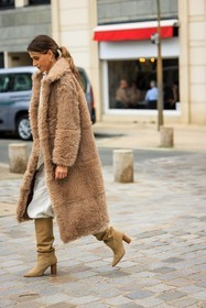 furry coat, winter coat, oatmeal coat, piny tail, baggy pants, beige boots, highheeled boots, white pants, street style, jonathan paciullo, FW, frenchystyle, fashion week, AUTUMN WINTER 2022-2023, FALL WINTER 2022_2023, FW 22-23, PFW, PARIS, full length, vertical