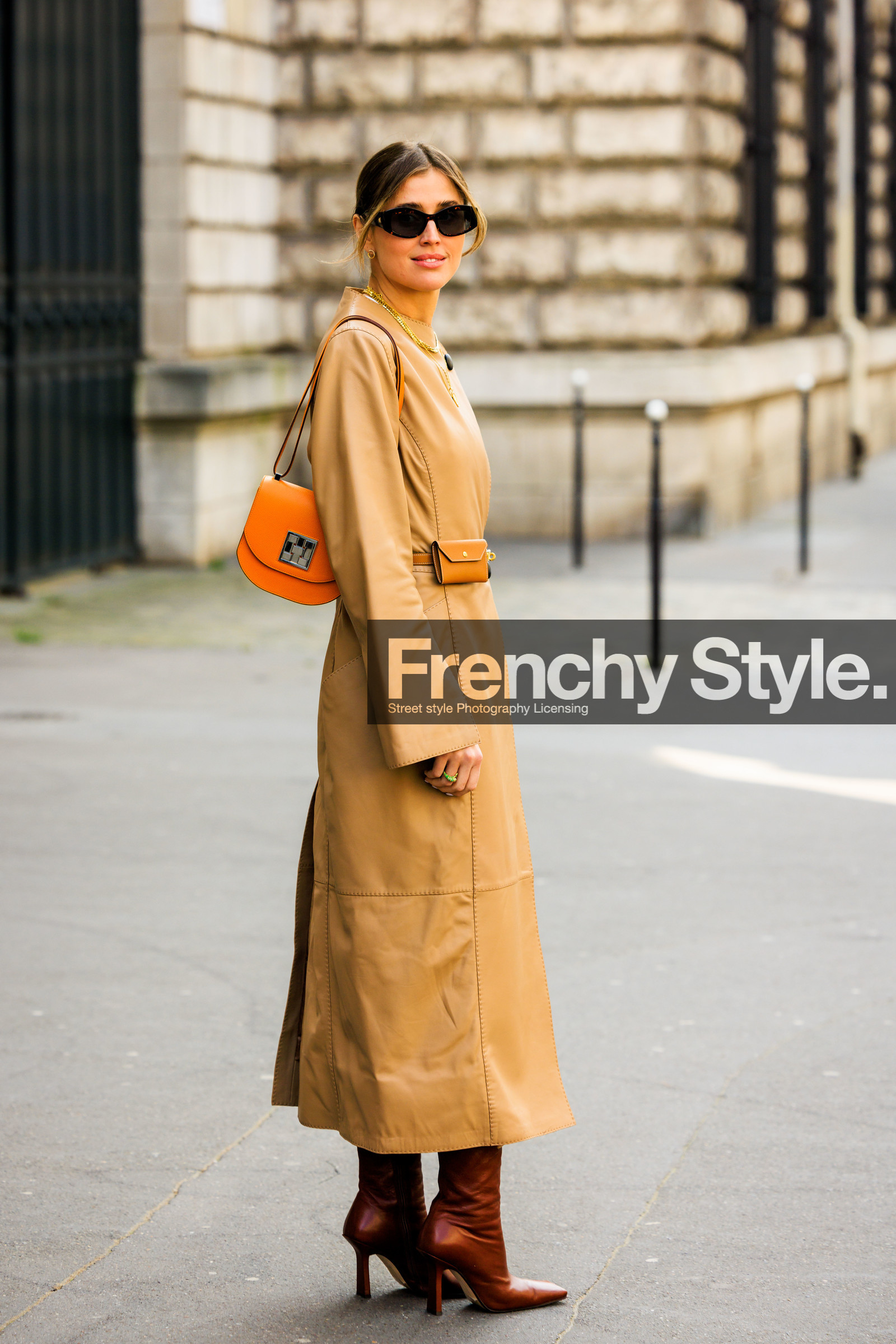 orange handbag, brown boots, heeled boots, black sunglasses, belt bag, brown belt, street style, jonathan paciullo, FW, frenchystyle, fashion week, AUTUMN WINTER 2022-2023, FALL WINTER 2022_2023, FW 22-23, PFW, PARIS, full length, vertical, beige trench coat